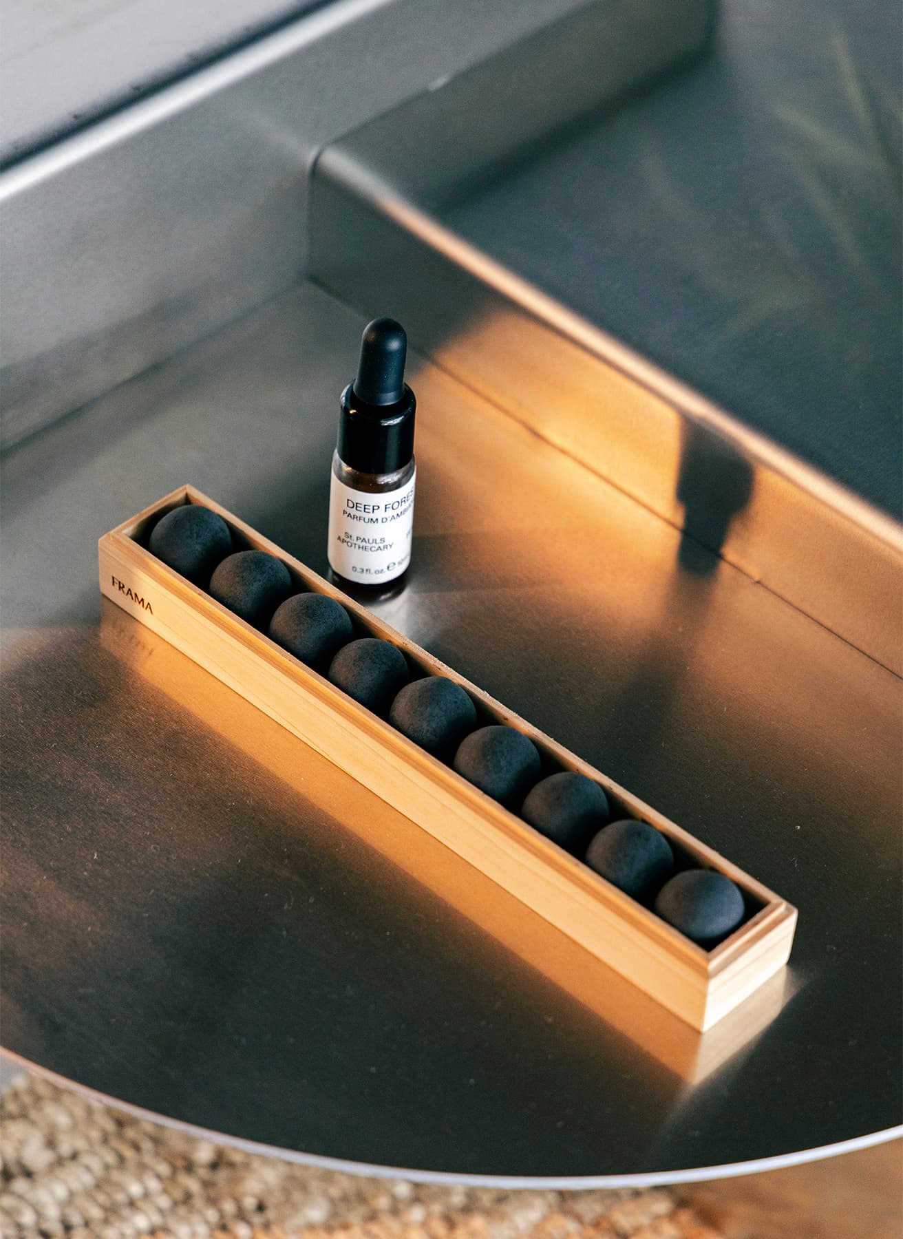 《From Soil to Form　charcoal (+Essence Dropper) 》28,600円。ルームディフューザー《From Soil to Form》のスペシャルエディション。多孔質で調湿作用のある炭を土に混ぜて焼き締めた9つの黒い球体にオイルを染み込ませると、ゆっくりと香りを空気中に拡散する。ソウルに拠点を置くクリエイティブブランディングスタジオ〈Be My Guest〉 とのコラボレーション作。