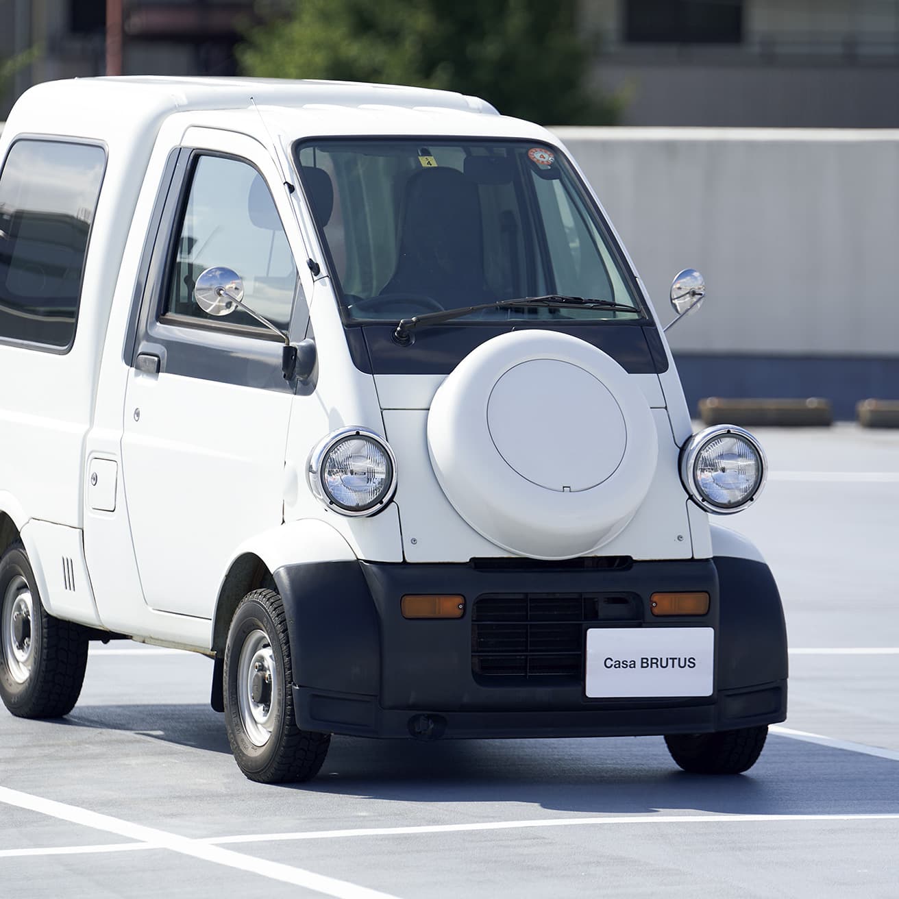 丸型2灯のヘッドライトに、三輪トラック時代の《ミゼット》の面影を残す。