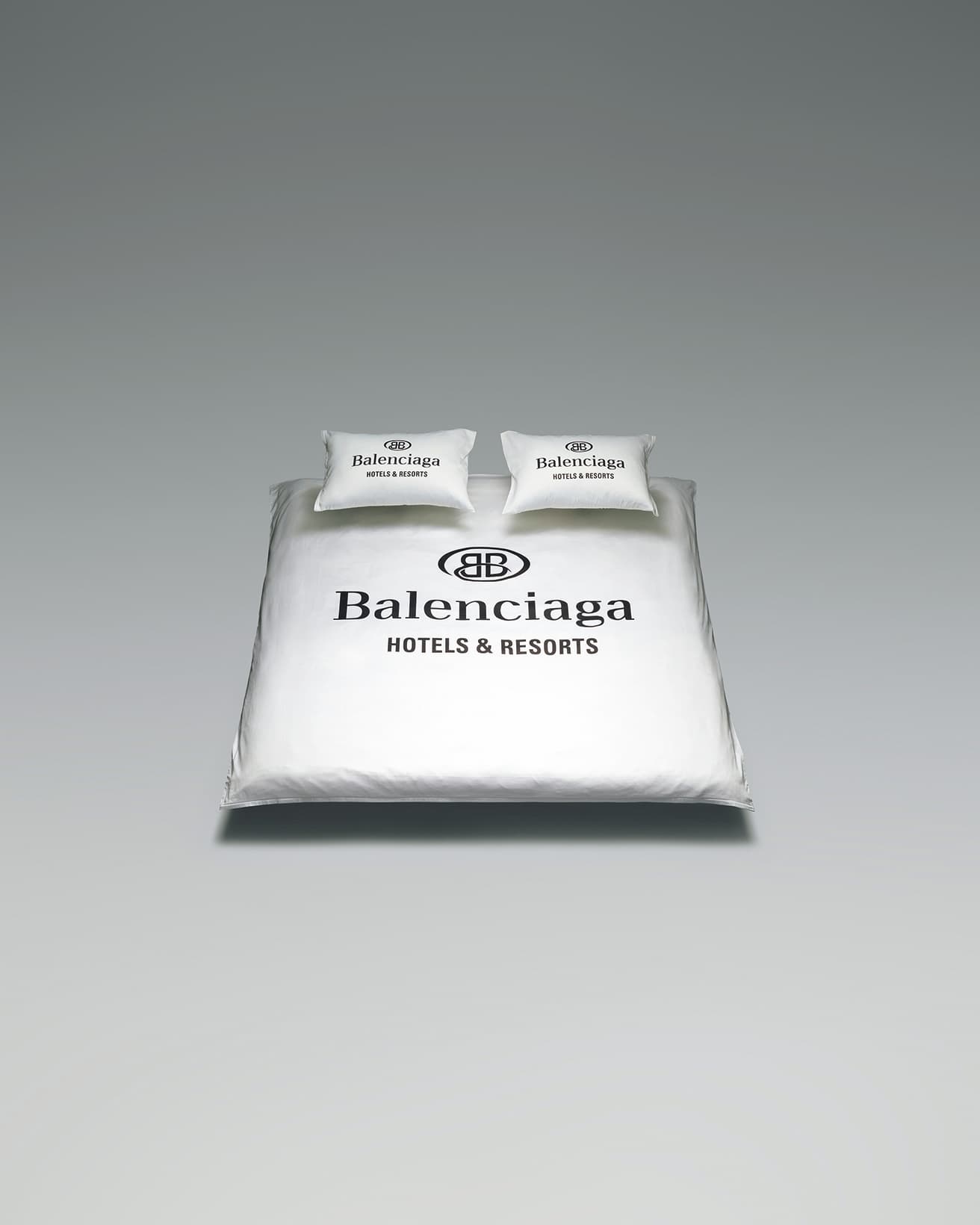 《HOTELS &amp; RESORTS BEDDING》「Balenciaga HOTELS &amp; RESORTS」がプリントされたベッドカバー。ピローケース付き。177,100円。