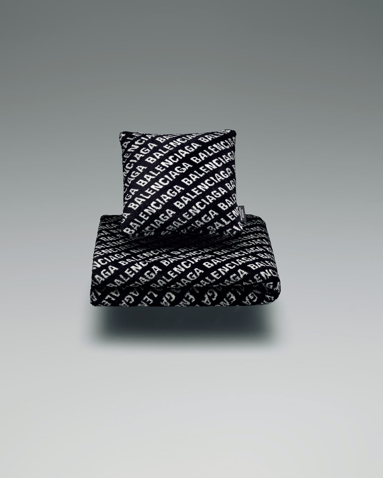 《ALLOVER LOGO CUSHION》《ALLOVER LOGO BLANKET》ロゴが全面にあしらわれたフェイクファーのクッション＆ブランケット。上から133,100円、275,000円。