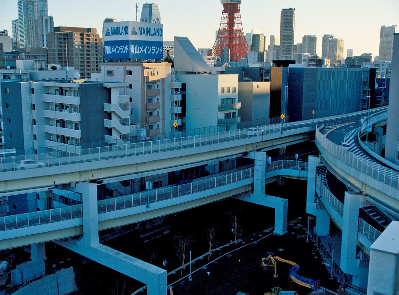東京の大切な動線として首都高が幾度も登場。