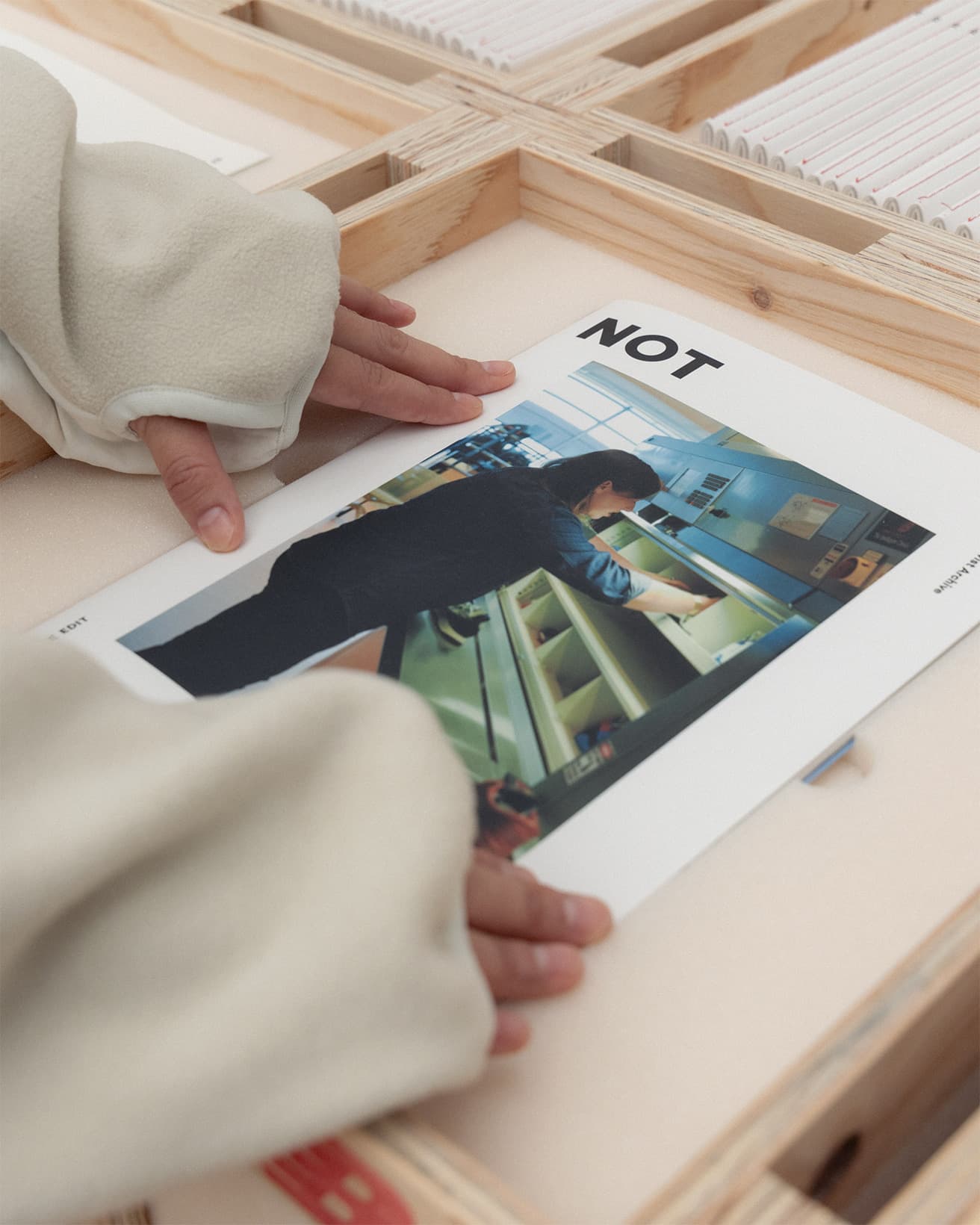 雑誌のカバーを来場者に訴えるように、緩衝材のようにスタイロフォームを切り込まれている。