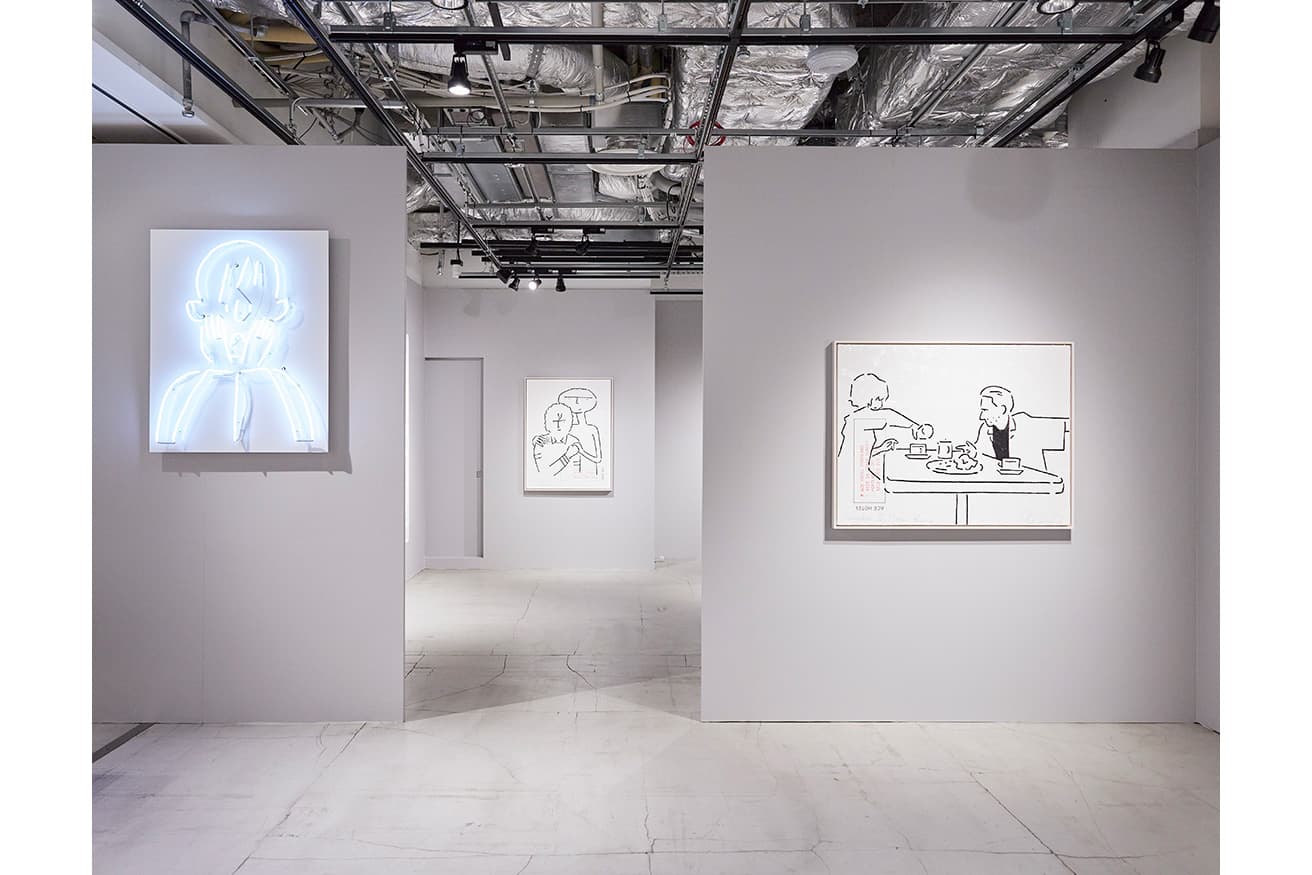 会場風景。ネオンを用いた作品（写真左）も登場する。