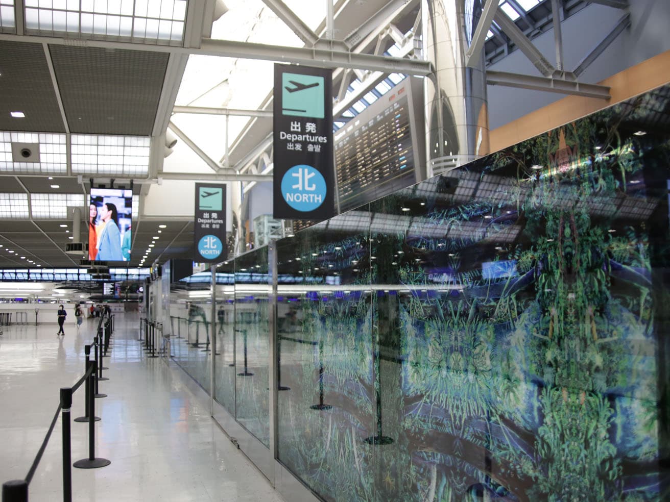 大小島真木《Narita Airport Christmas Art 2022 Yule（ユール）〜再生の祈り〜》。展示は2023年3月末まで（予定）。
