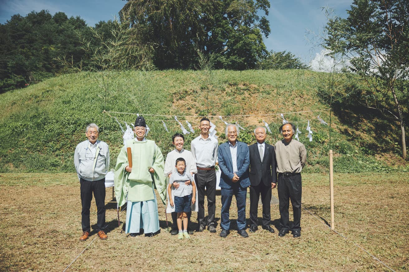 9月11日の地鎮祭には施主や施工会社と共に藤森照信（右から3番目）も参加した。　photo_Shuhei Tonami
