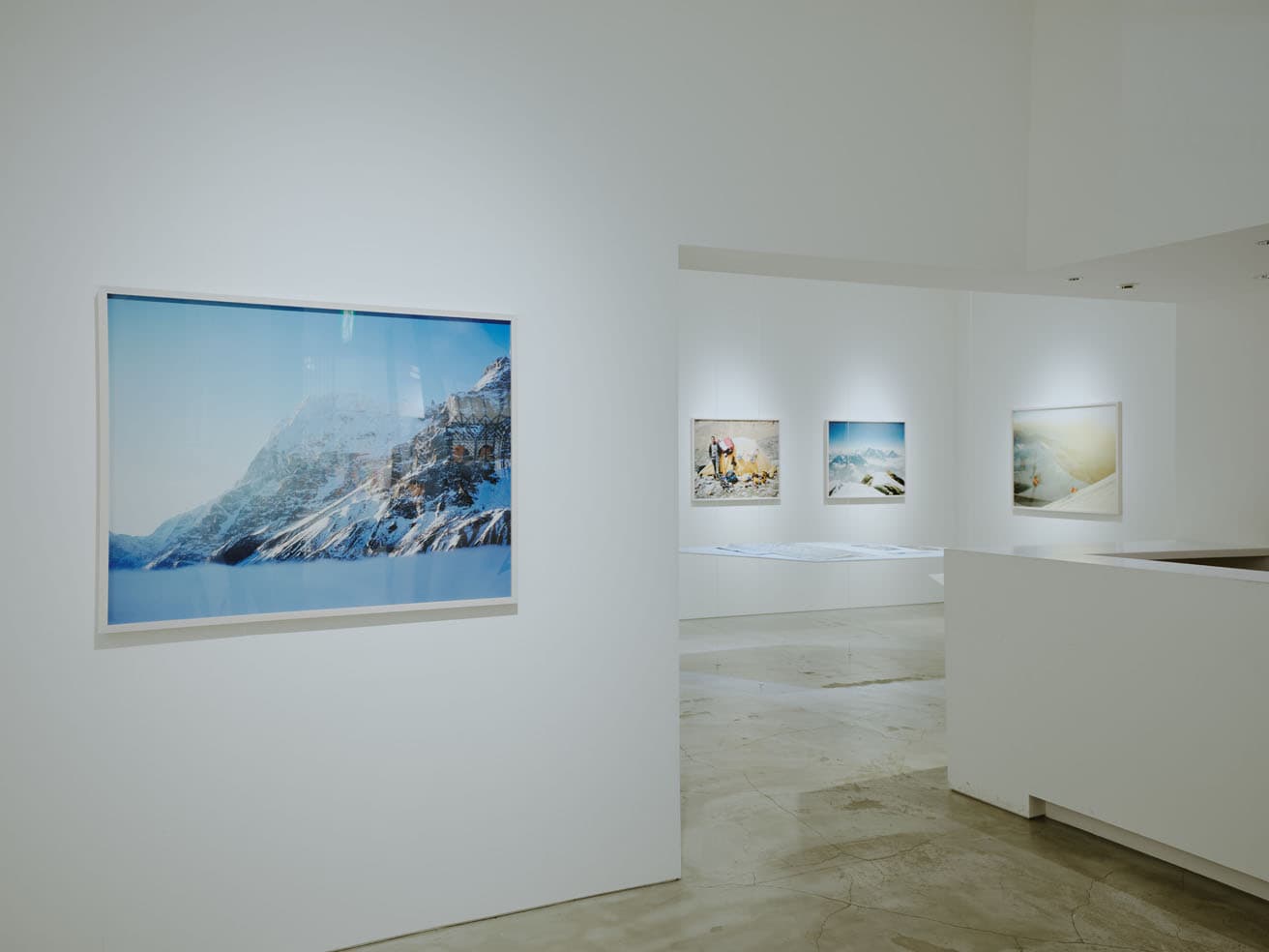 写真展の会場内。作品点数は25点あまり。