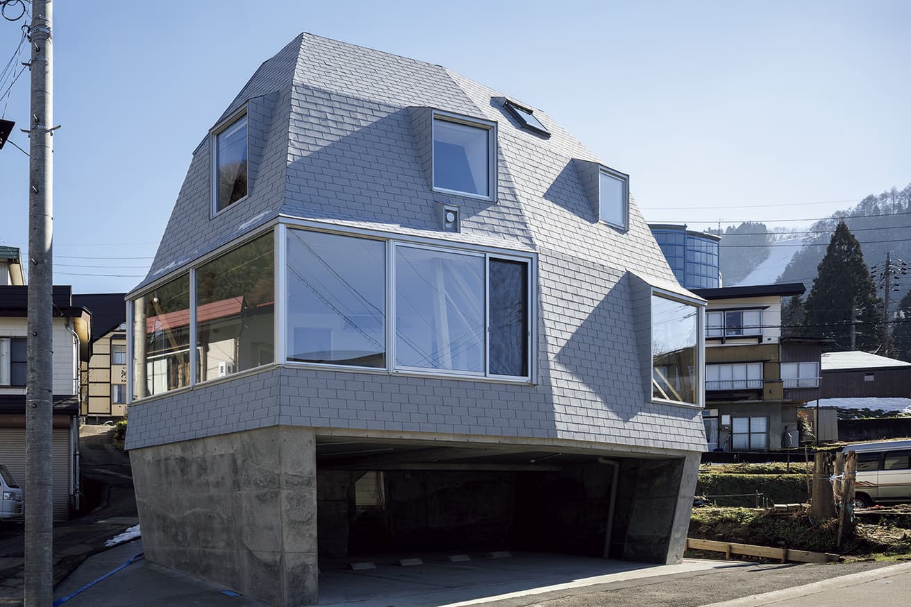 地上3階建て。1階が駐車場、2〜3階が客室。野沢温泉のまちづくりに取り組む野沢温泉企画が運営する。1室5〜7名利用100,000円〜。
