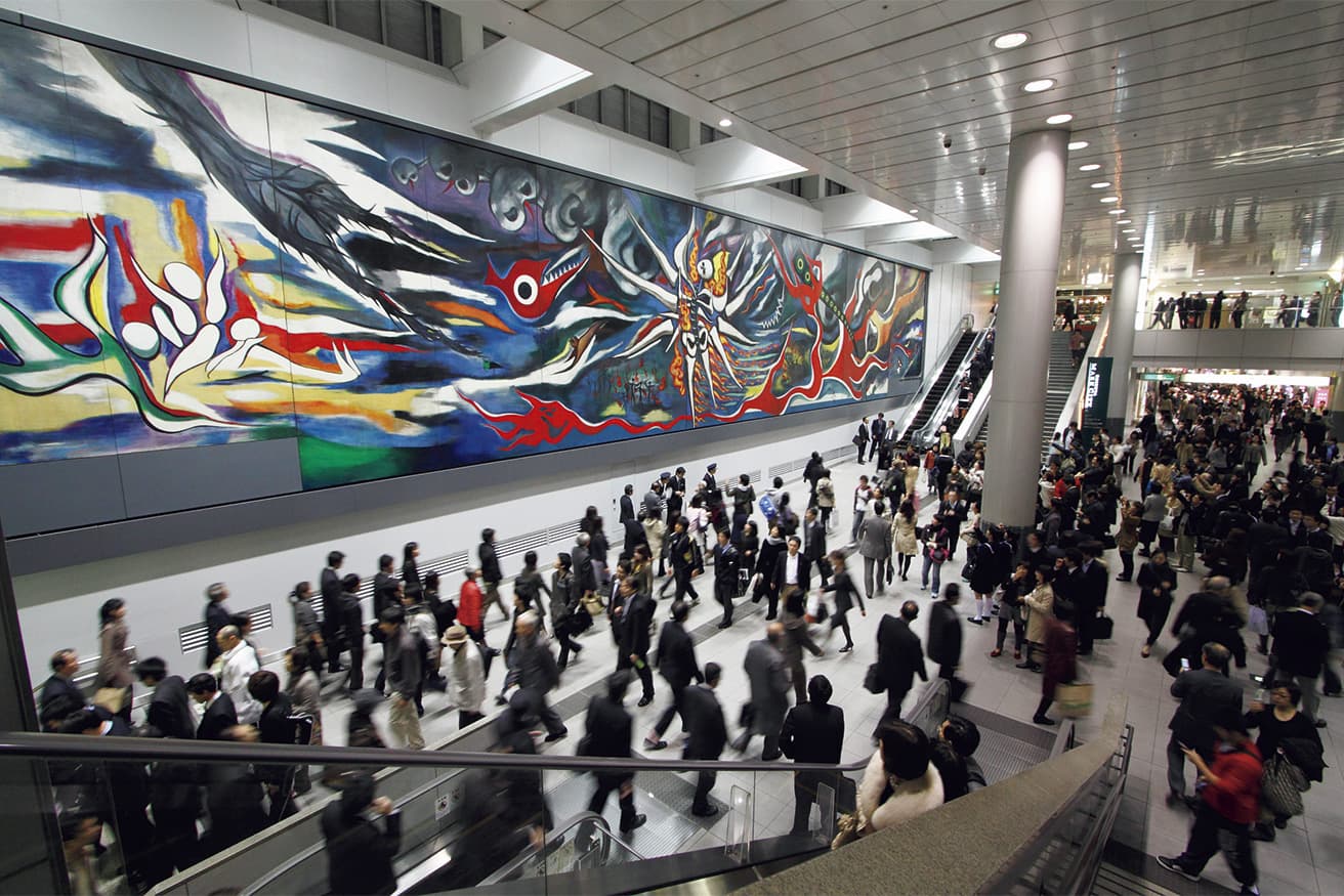 《明日の神話》原子爆弾が炸裂する瞬間を乗り越える人間の姿を描く。5.5×30ｍと岡本太郎最大の絵画。メキシコシティのホテルのために制作。1969年に仮設置されるも、ホテルは未完で作品は行方不明に。2003年に発見され現在に至る。