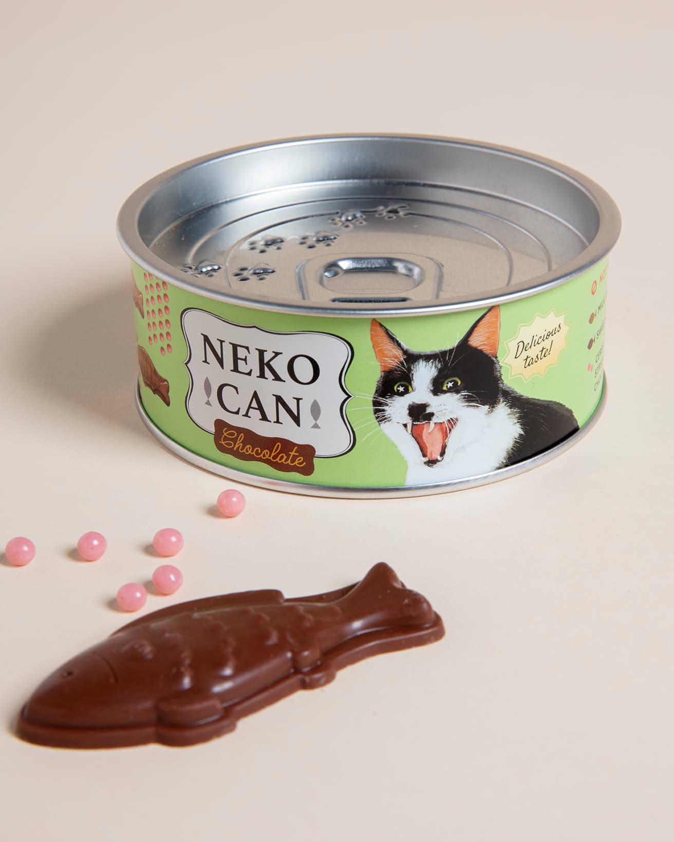 2種のお魚チョコとピンクの粒が入ってます人間専用。《猫缶チョコレート》810円。