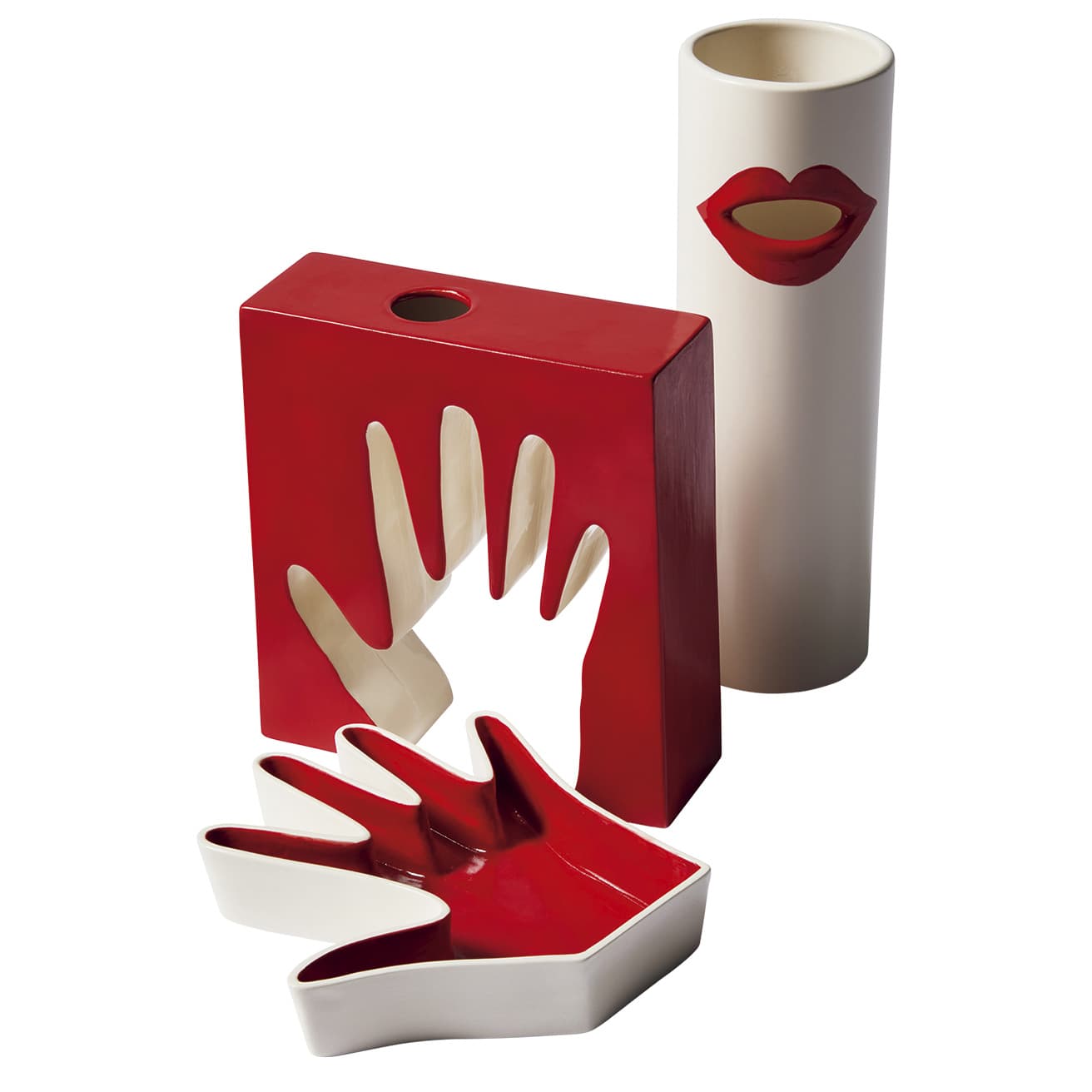 真っ赤な唇のベース《BOCCA》68,200円、くりぬかれた手の《MANO》トレー68,200円、一輪挿し93,500円。