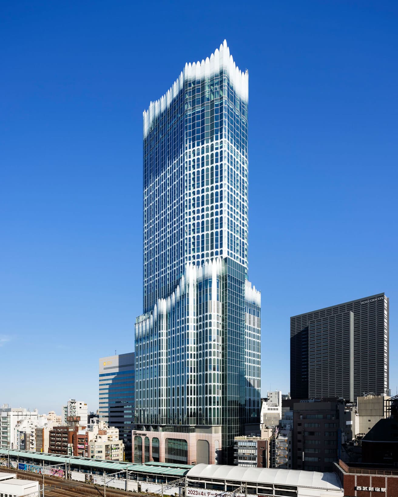 （C)TOKYU KABUKICHO TOWER　photo by Nacasa &amp; Partners Inc.

