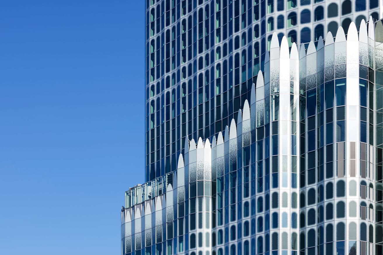 （C)TOKYU KABUKICHO TOWER　photo by Nacasa &amp; Partners Inc.