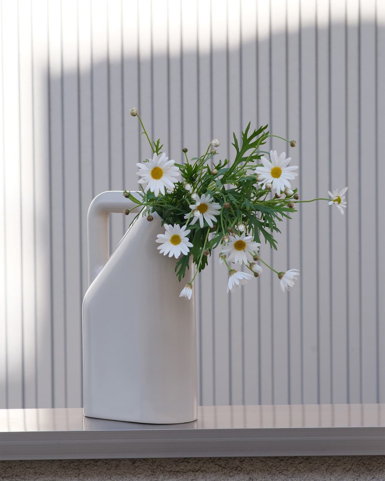 【今週の花と器】マーガレットと〈ムート〉の《タブ ジャグ》｜1月