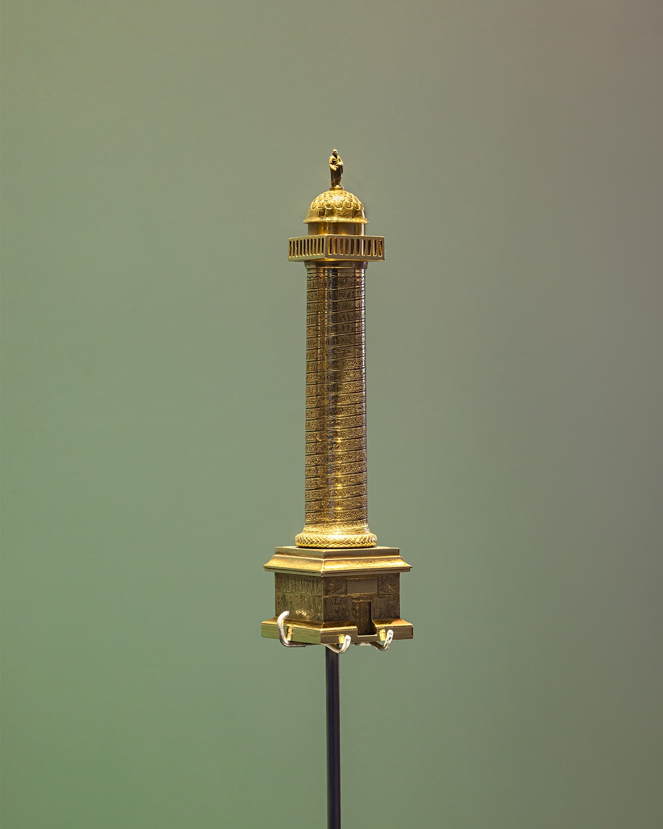 《Colonne Vendôme lighter》（ 1950年）イエローゴールド（ヴァン クリーフ＆アーペル コレクション）。「時」のセクション内、「パリ」がテーマの部屋。
 