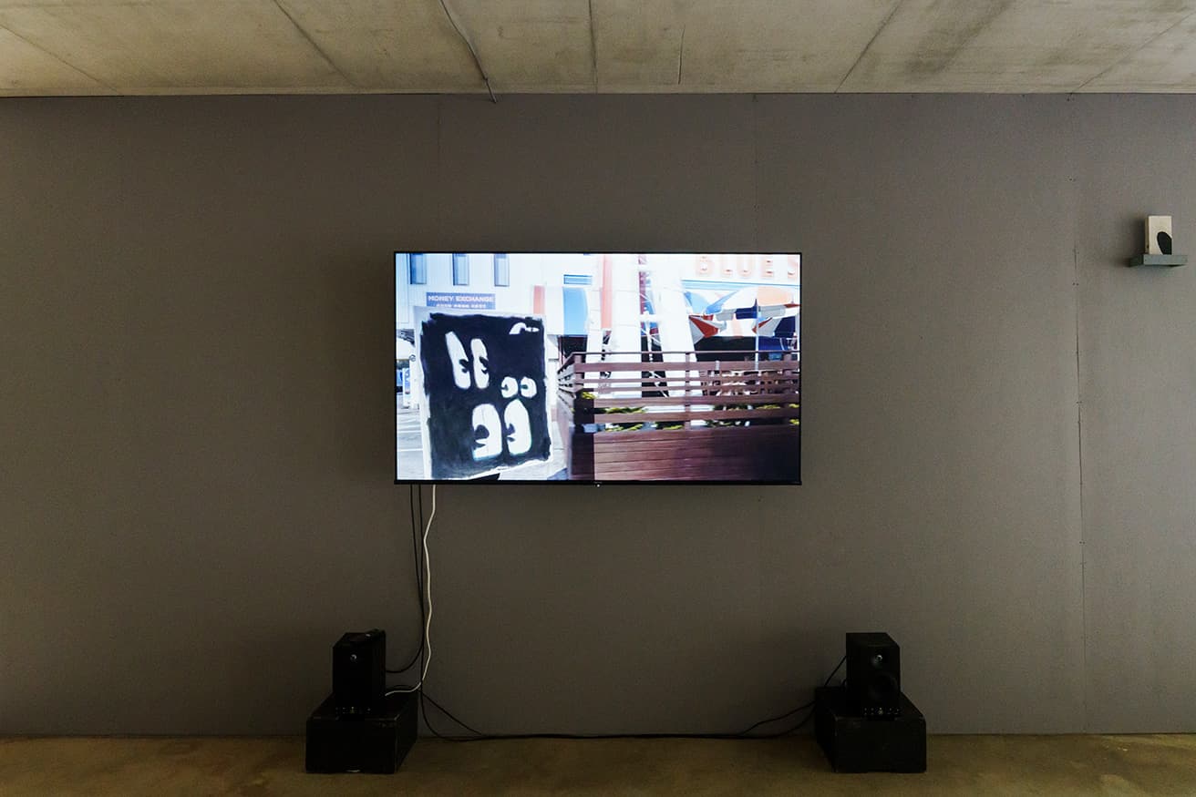 KINJO《HOME COMING》。家族のルーツである沖縄、大宜味村へと向かうロードムービーのような映像作品と絵画作品を展示する。