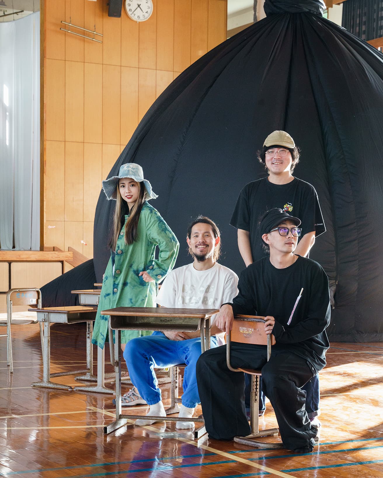 アートコレクティブ〈Chim↑Pom from Smappa!Group〉。左からエリイ、稲岡求、林靖高、岡田将孝。メイン会場の〈大宜味村旧塩屋小学校〉の体育館に作品を展示。