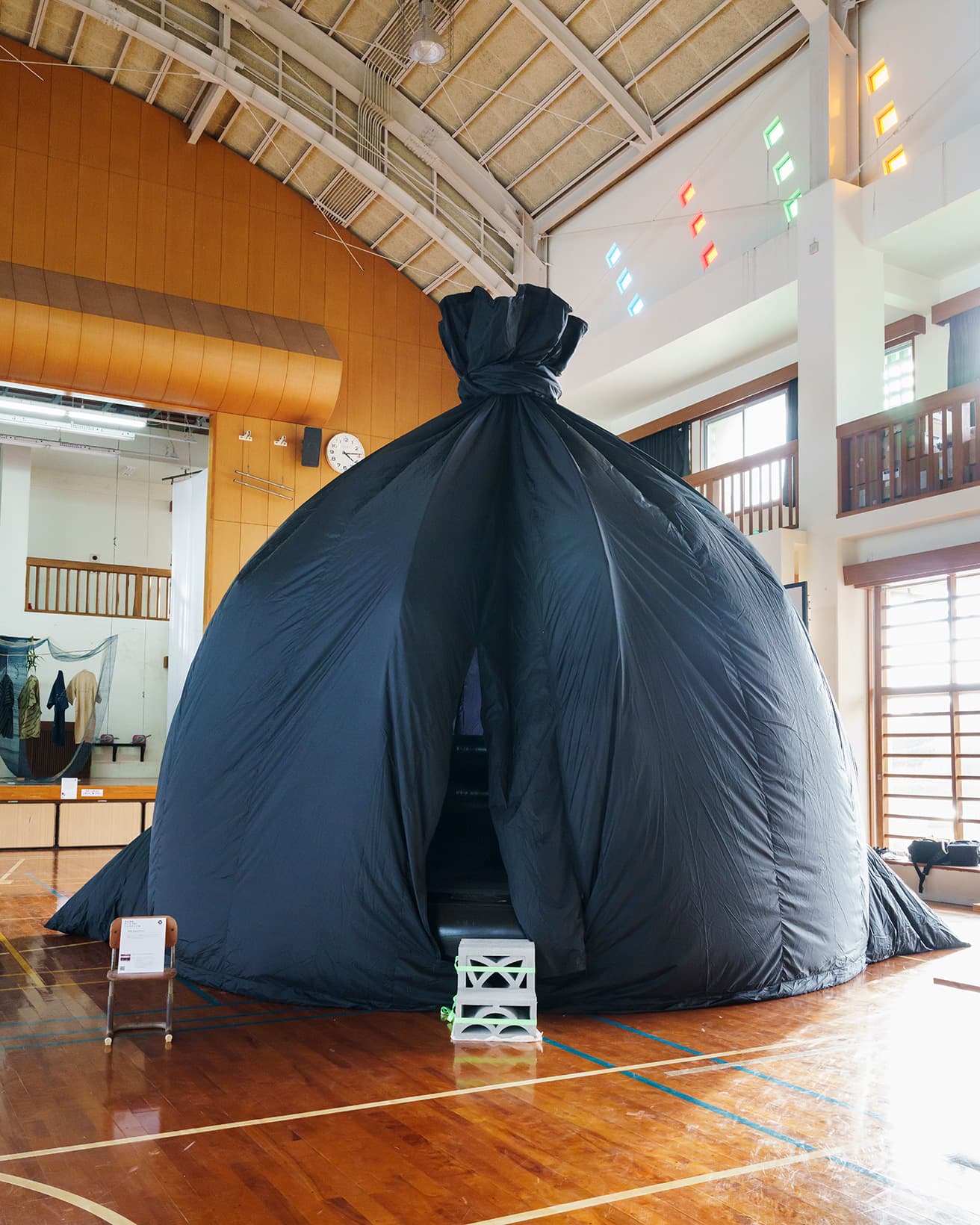《Gold Experience》は、中に入って飛んでいる瞬間の体験に意味を込めた作品名。入り口に置かれた花ブロックが沖縄仕様。