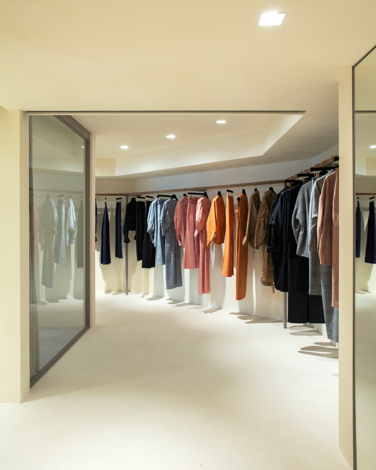 ずらりとラックに並ぶ、〈マメクロゴウチ〉のコレクション。これほど豊富な在庫を一つの店舗で紹介するのは、ブランド史上初のこと。