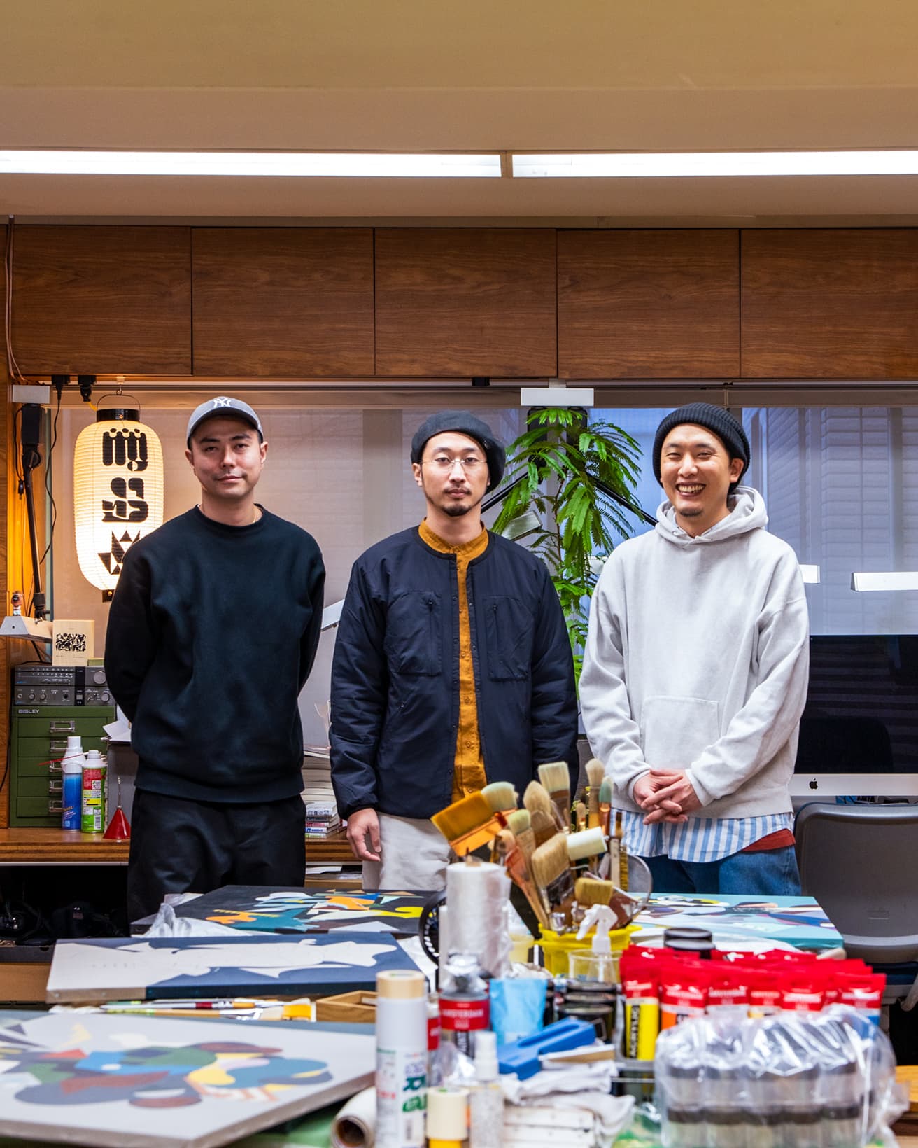 3人の作業場にて。左から、浅葉球、飯高健人、石井伶。