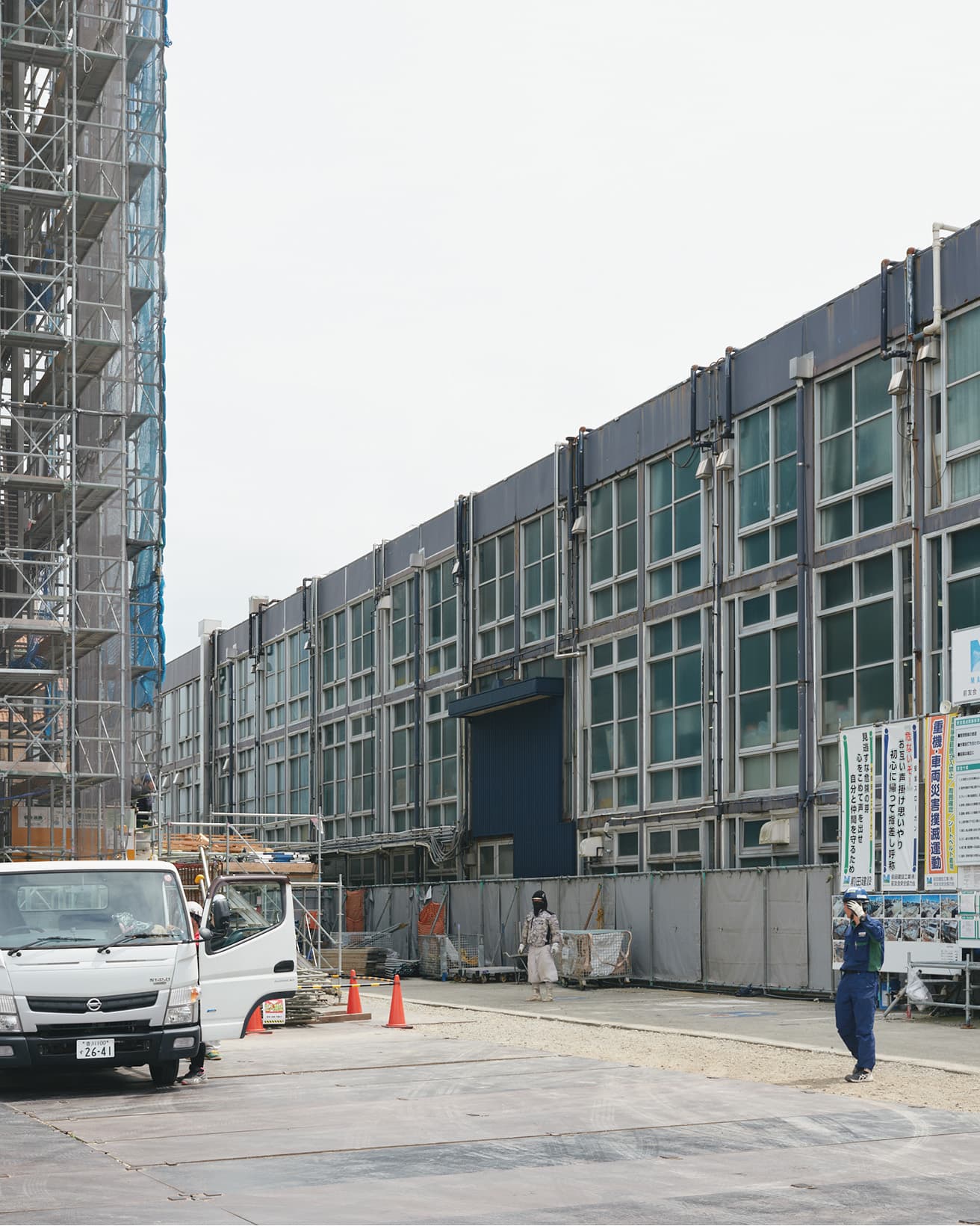 建て替え工事中の現庁舎。2階にあったデッキは既に取り外されている。