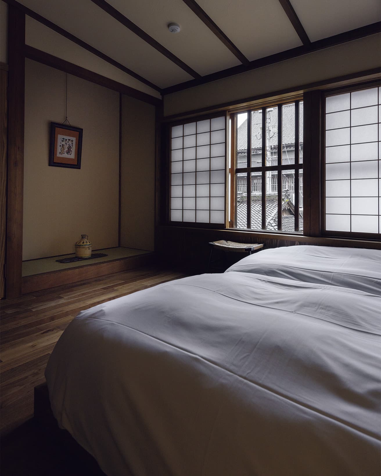  客室。柳が名づけたという、人々が自然と一緒に作り上げた土地の精神風土「土徳」を感じることができる。