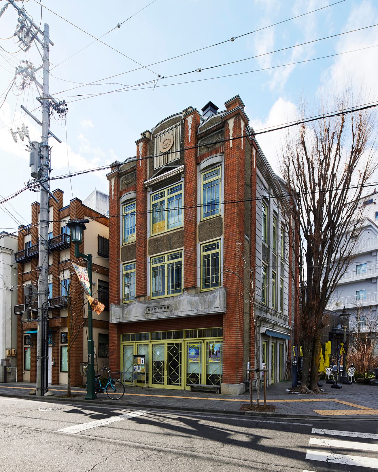 『青柳化粧品店』として建てられた木造3階建ての看板建築。建築当時は南隣にあったが1995年に現地点に再生された。