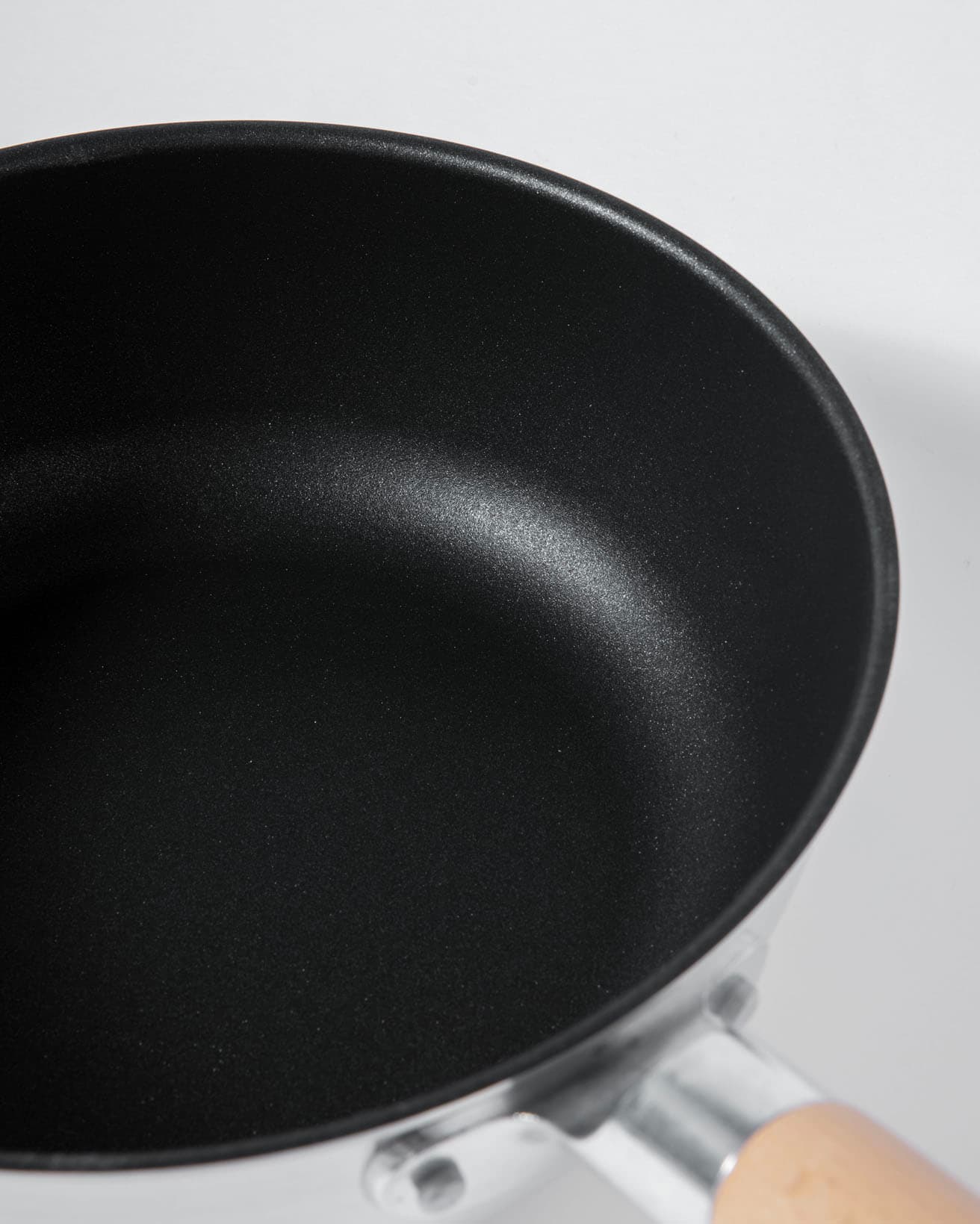 焼く、煮る、炒める、蒸す、揚げる、炊く…とさまざまな調理ができる深型デザイン。ガス火専用は軽いので、使う／洗うがおっくうにならず、料理初心者でも使いこなせると評判だ。鋳型を使う鋳造製法で作られているため、底に厚みがあって熱がムラなく回る。こびりつきにくく、コーティングが長持ちする仕様も嬉しい。熱変形が少なく永く快適に使える。