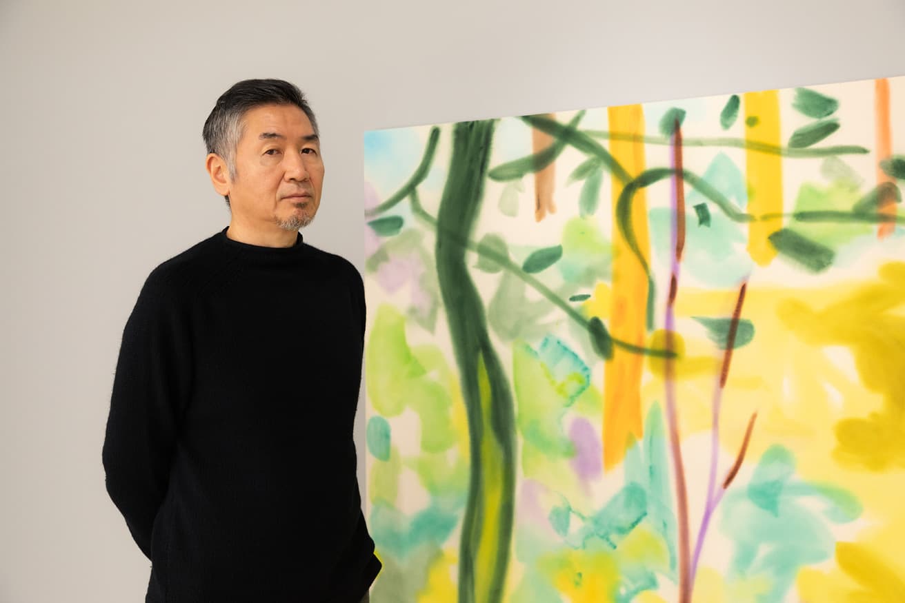 〈ポーラ美術館〉で個展「水を蹴る―仙石原―」を開催中の丸山直文。新作《水を蹴る・仙石原（あたりに）》（2023年）の前で。
