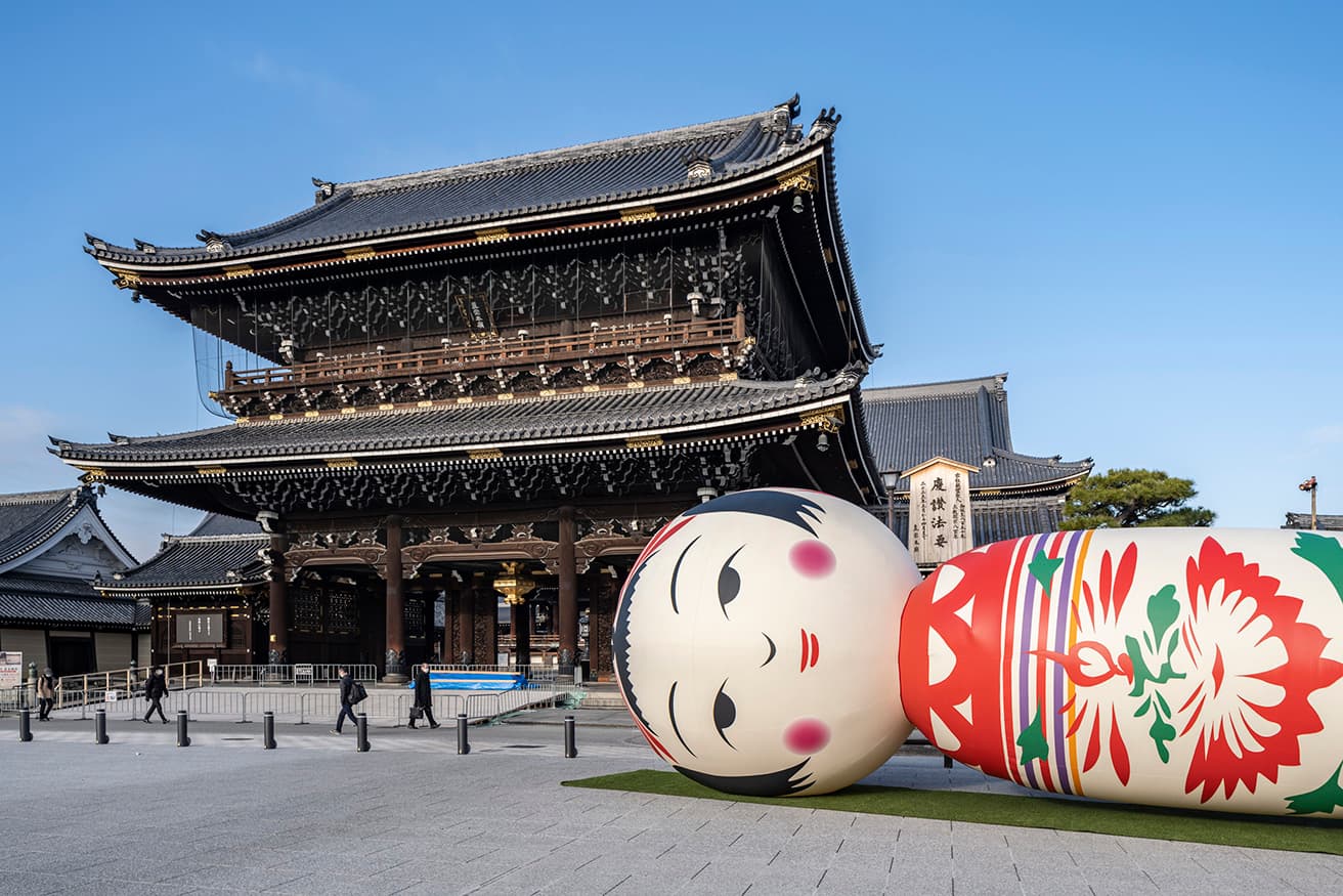 2023年は〈東本願寺〉御影堂前に登場したYottaによる作品《花子》。今年は〈音羽山 清水寺〉に出現予定だ。