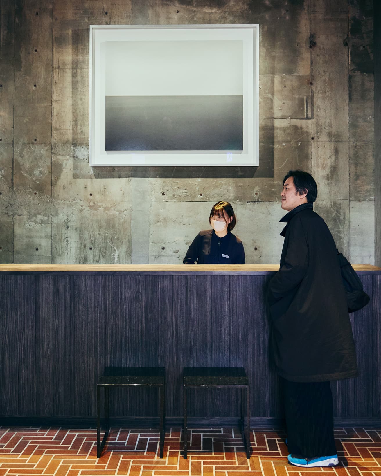 エントランスで出迎えるのは杉本博司『海景』シリーズの一つ。