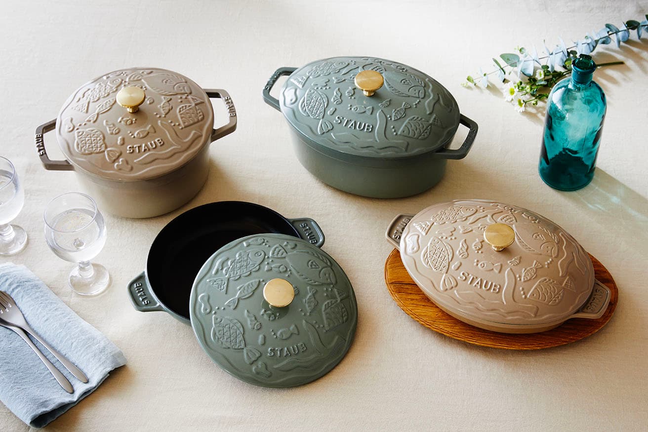 2024年2月22日に発売される《cocotte ocean》と浅型の《hotplate ocean》。色は「ユーカリ」と「リネン」の2種。