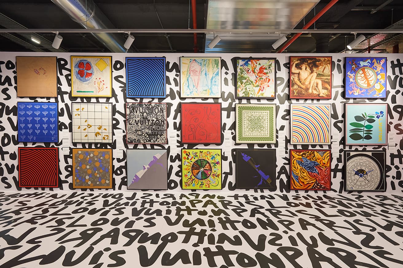 1980年代より近年まで続く、アーティストたちとのシルクスカーフのコラボレーションを展示した「アーク・オン・シルク」の会場。