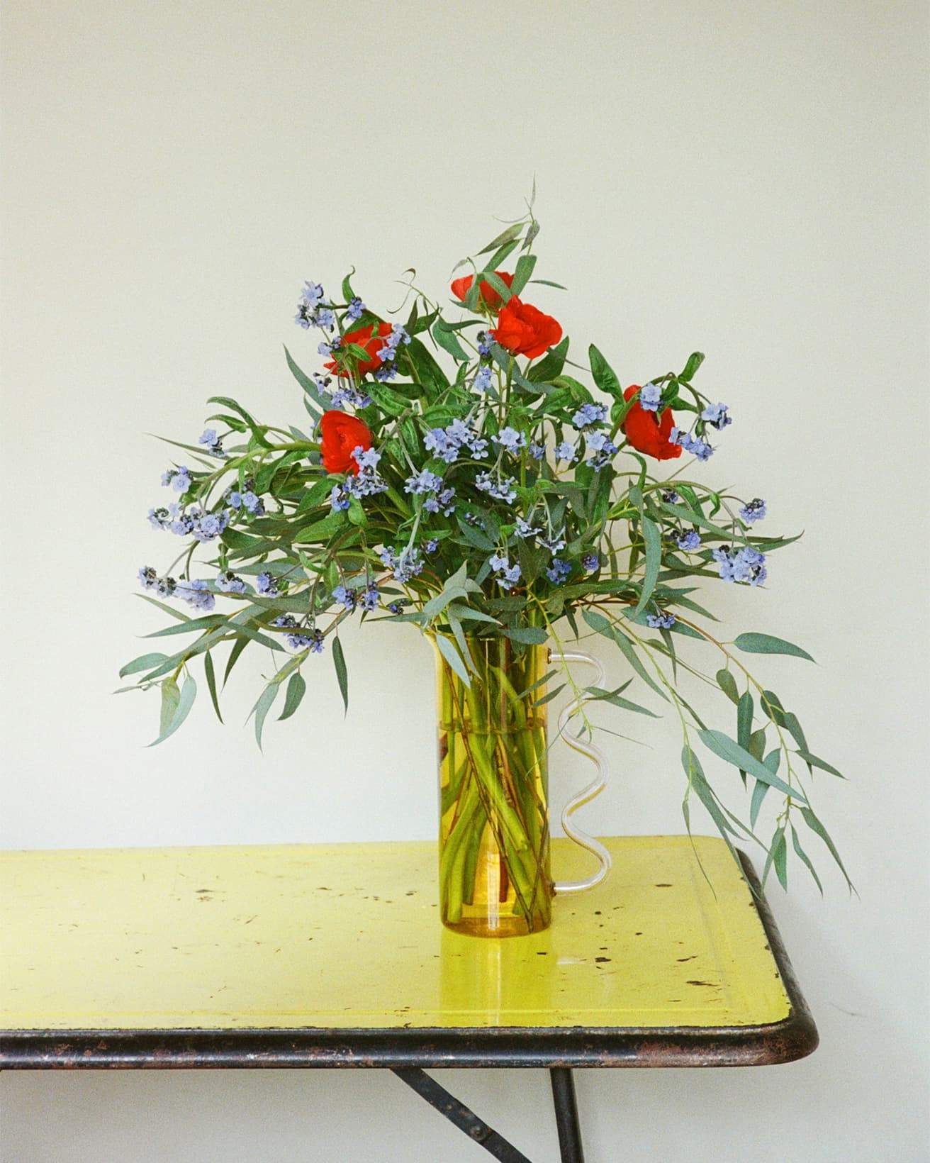 【今週の花と器】勿忘草（ワスレナグサ）と〈ソフィー ルー ヤコブセン〉の《ウェーブ ガラス ピッチャー》｜2月