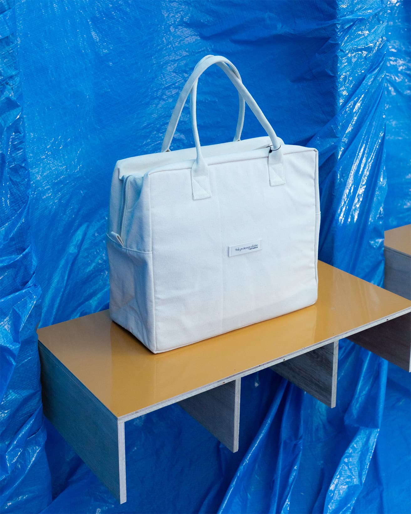 化粧板を使って新規に制作された〈まかない家具〉風のディスプレイ棚。