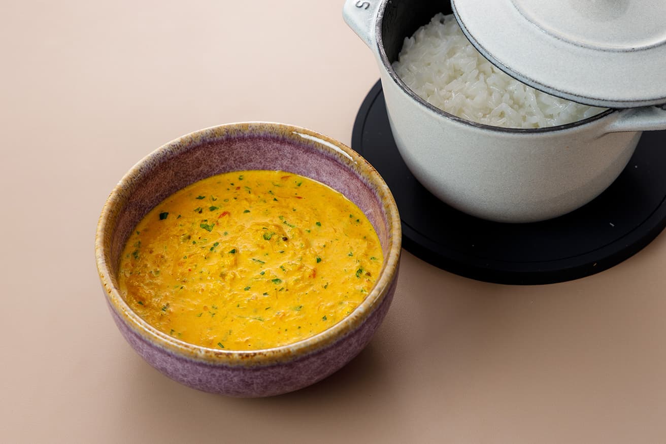 ガガン氏のスペシャリテである《GohGan スパイシークラブカレー》3,600円。ストウブで炊き上げたご飯とともに。