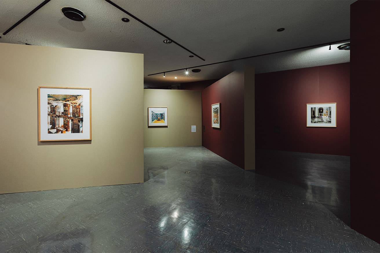 パリの〈フランス国立図書館〉を撮った写真作品が、芸術祭のメインビジュアルにもなっている、写真家・カンディダ・ヘーファーの展示室。