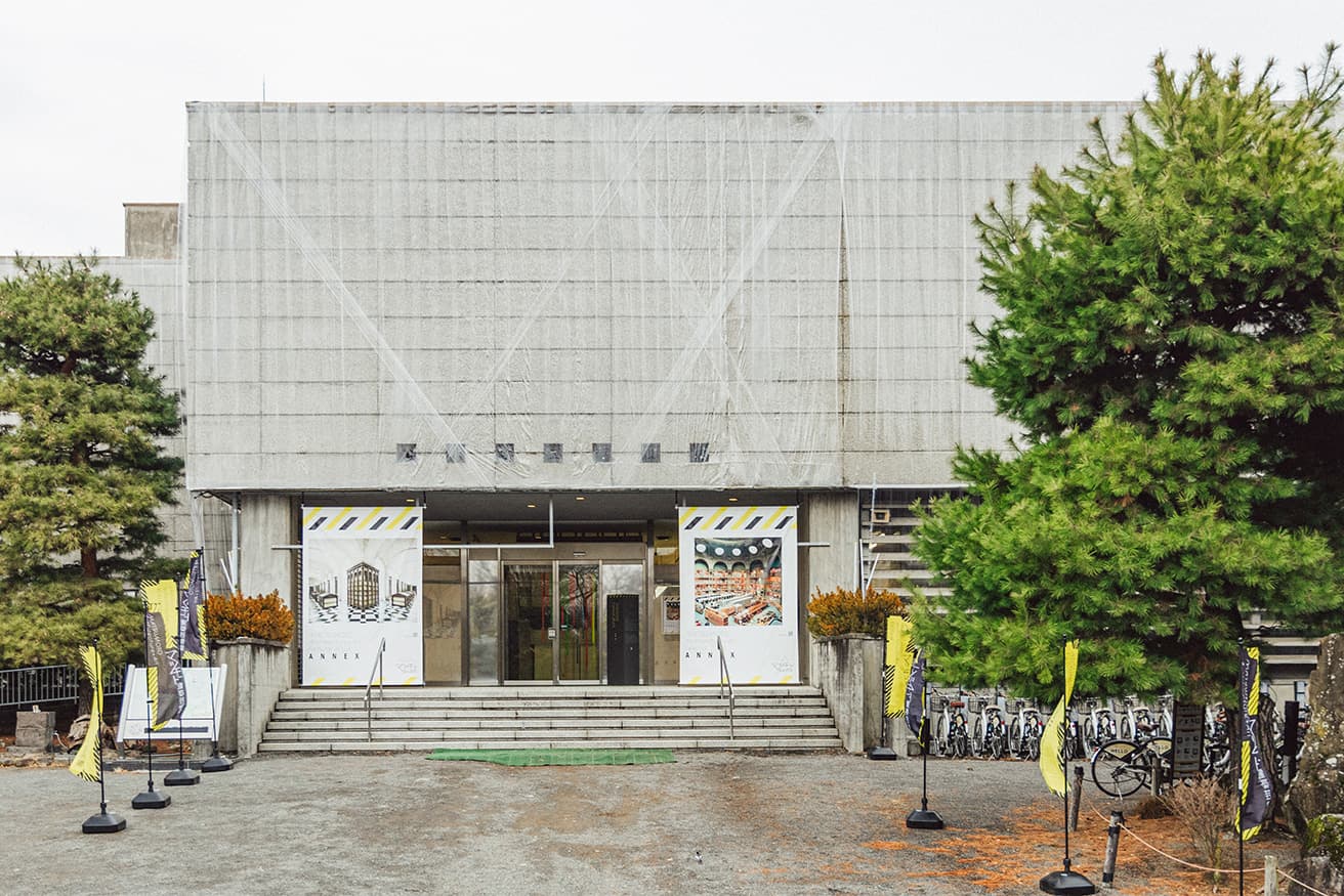 梱包材などに用いるストレッチフィルムを建物周囲に張り巡らせた中島崇の作品《care》。オープン初日まで2、3週間をかけて作業を進めてきたが、会期中も作業は続くという。