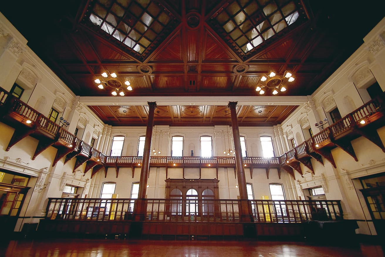 メイン会場〈京都府京都文化博物館 別館〉では、若手アーティスト19組の作品を見ながら実際に購入することが可能だ。【出品アーティスト】五十嵐大地（椿昇）、井原宏蕗（小谷元彦）、袁方洲（公募）、大澤巴瑠（大庭大介）、大島真悟（やなぎみわ）、川村摩那（大庭大介）、鮫島ゆい（名和晃平）、塩出麻美（薄久保香）、SIM_Moby（公募）、下村悠天（鶴田憲次）、johnsmith（池上高志）、新正春（鬼頭健吾）、土屋未久（矢津吉隆）、朝長弘人（池田光弘）、永井麻友佳（鶴田憲次）、福本健一郎（加藤泉）、宮﨑菖子（伊庭靖子）、山中雪乃（Yotta）、湯浅敬介（公募）※カッコ内は推薦者名。