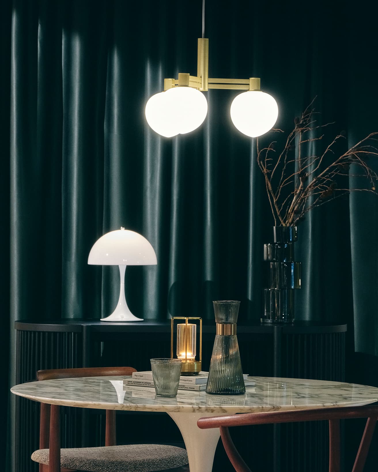 上／LYFA《MEMOIR 130 CHANDELIER Ⅲ》206,800円。中央左／Louis Poulsen《Panthella 250 ポータブル》83,600円。