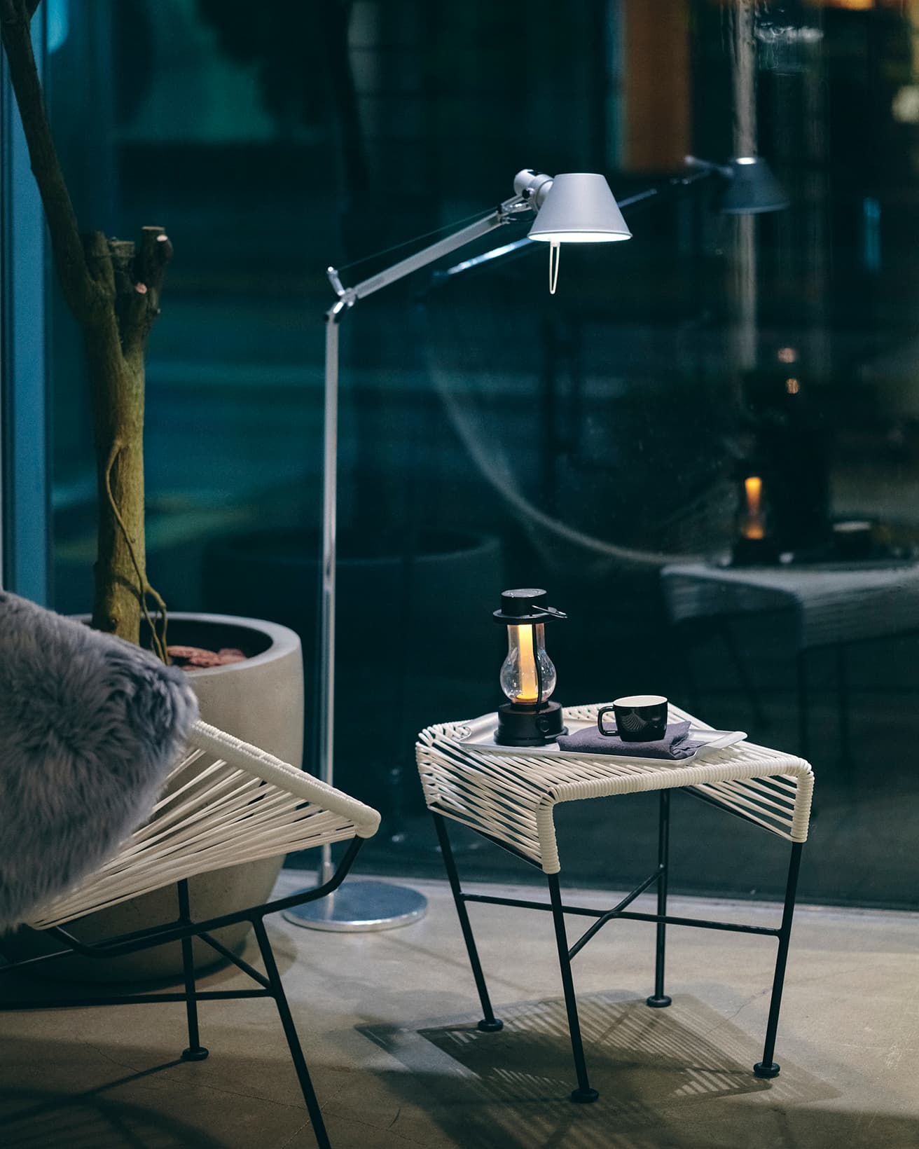 上／Artemide《Tolomeo Reading Floor》127,600円。テーブル上／BALMUDA《The Lantern》15,950円。