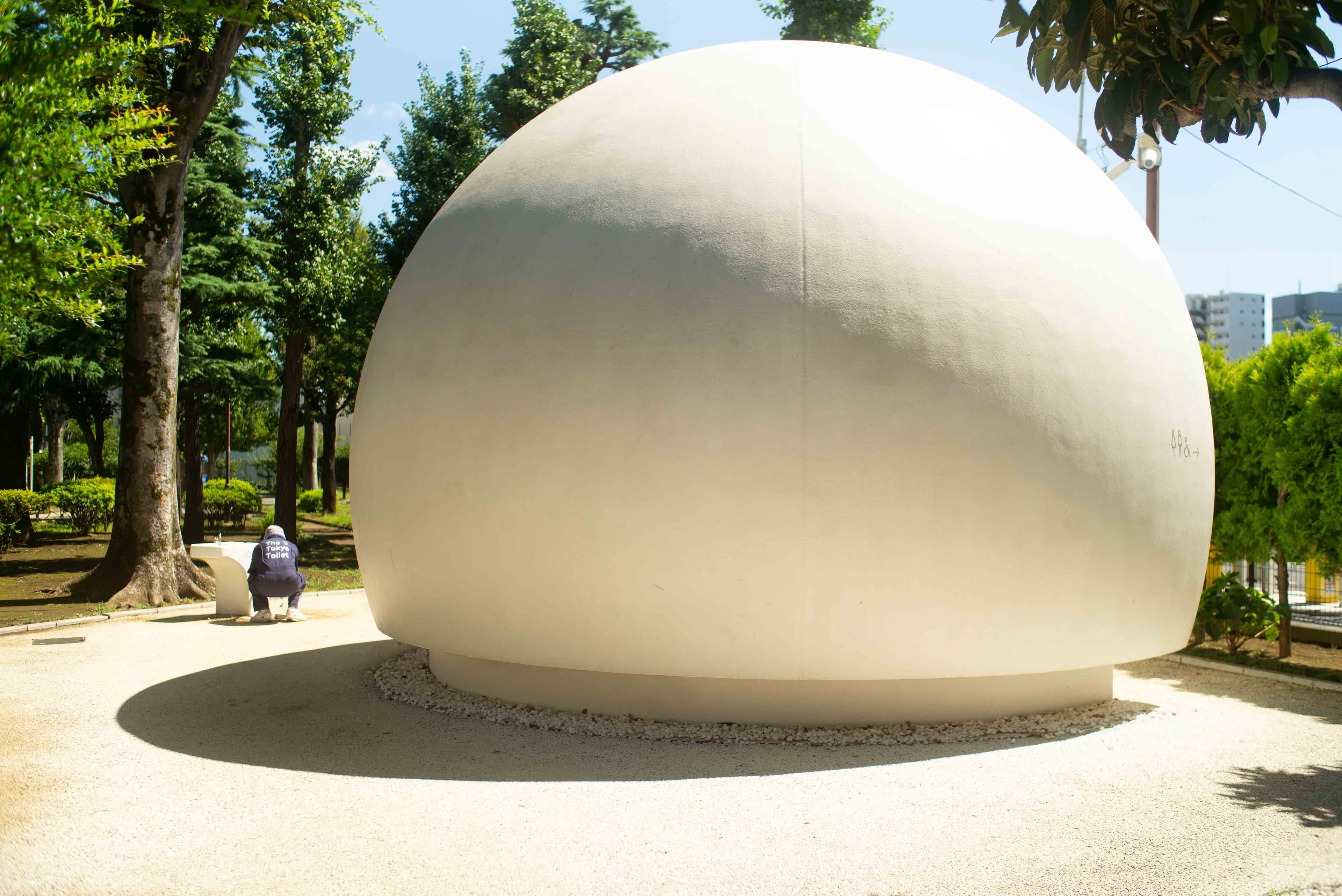 クリエイティブディレクター・佐藤カズーによる《七号通り公園トイレ》。トイレにおけるすべての行動を音声で行うボイスコマンド式のトイレだ。なお、ボイスコマンドを利用せず、手を使ってドアの開閉や便器の操作をすることもできる。