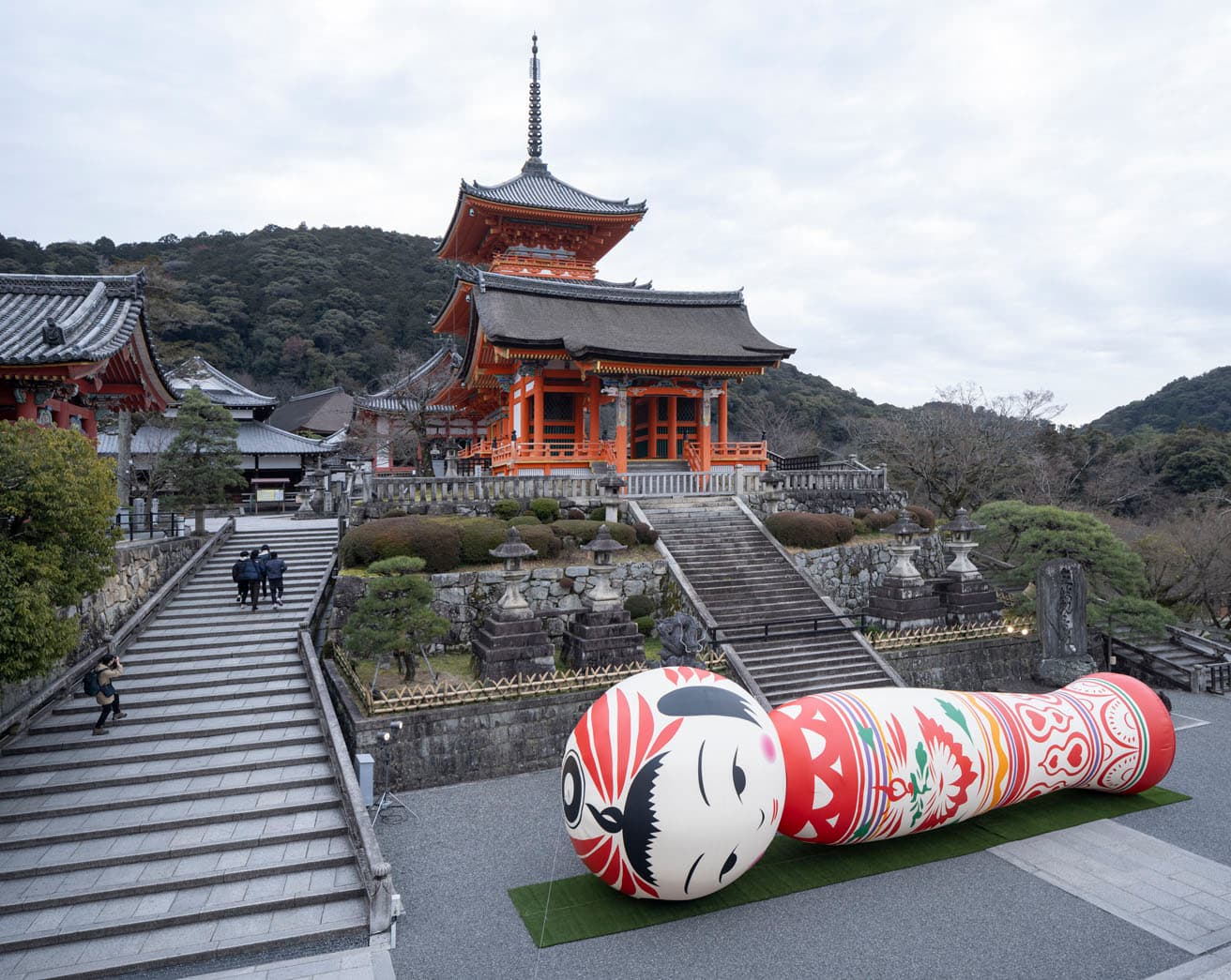 Yotta《花子》（2011年〜）。過去の『ARTISTS’ FAIR KYOTO』にも登場した人気作品。
