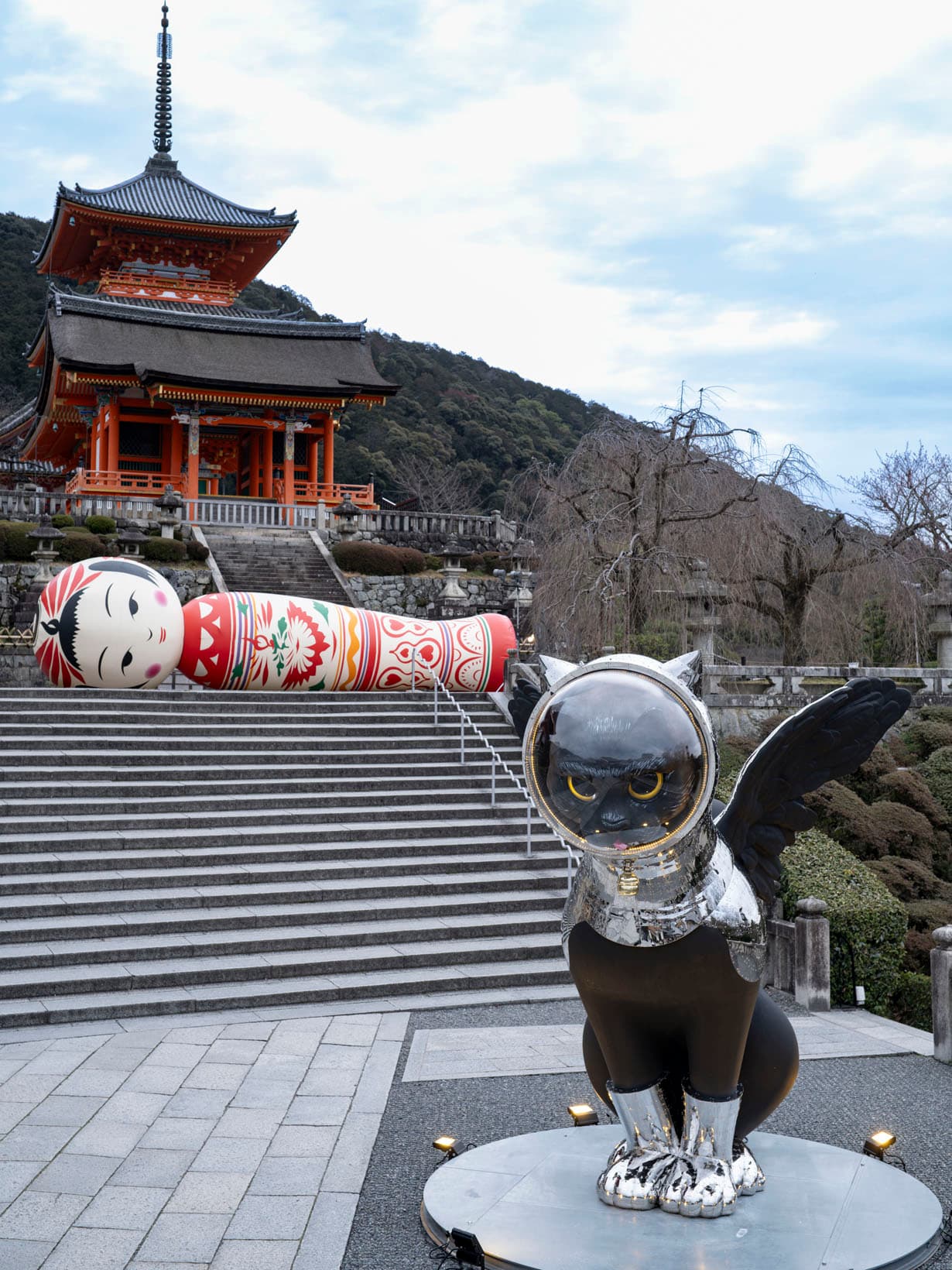 〈音羽山 清水寺〉での展示風景。手前はヤノベケンジ、中央はYotta作品。