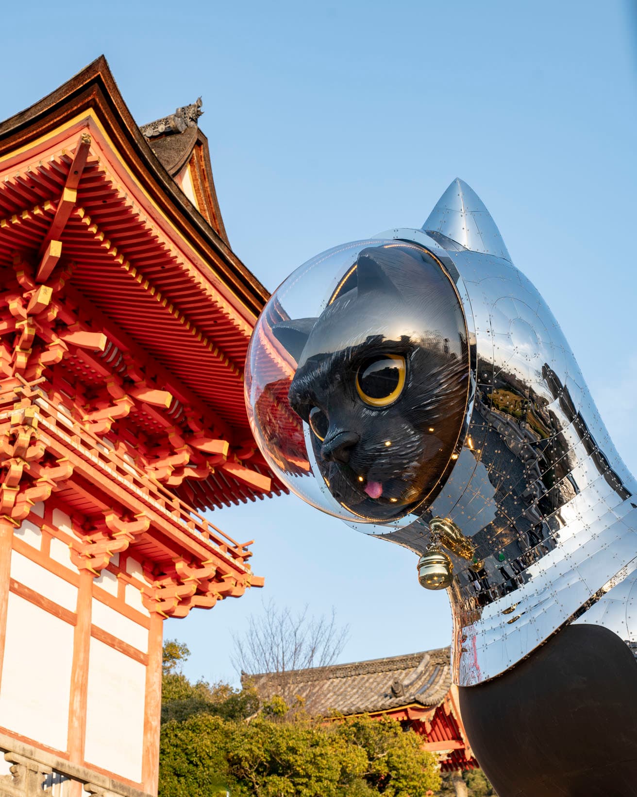 ヤノベケンジ《SHIP’S CAT(Ultra Muse Black)》（2024年）。〈音羽山 清水寺〉の仁王門を背景に、堂々たるたたずまい。
