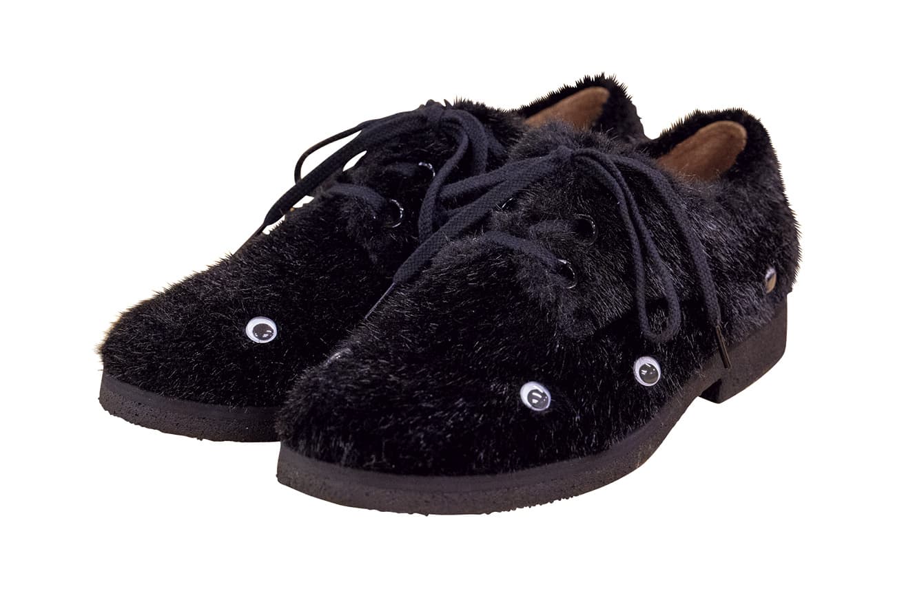 フェイクファーのシューズに「目」のボタンをカスタムした《hairy blucher》46,200円。