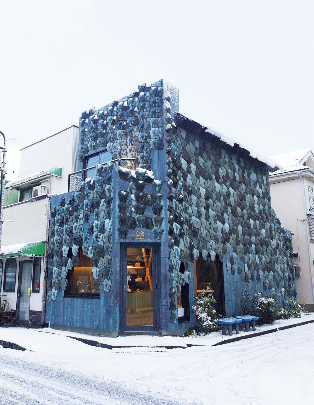 築52年、元タバコ店の空き店舗が新たな街のランドマークに。撮影当日は雪化粧で緑青が際立った。