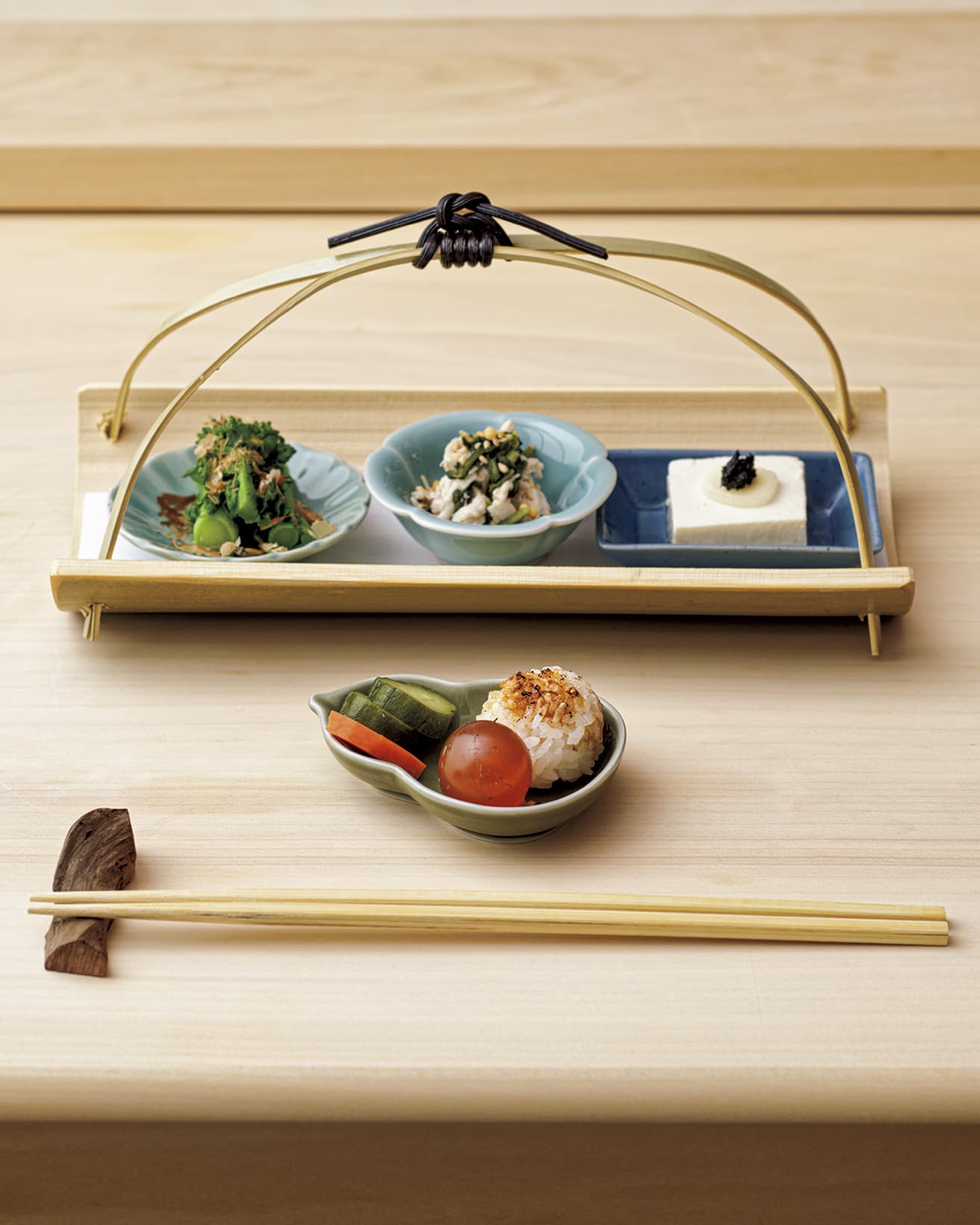 前菜3種（豆腐、ささみと春菊、菜の花のおひたし）、ひとくちTKG。