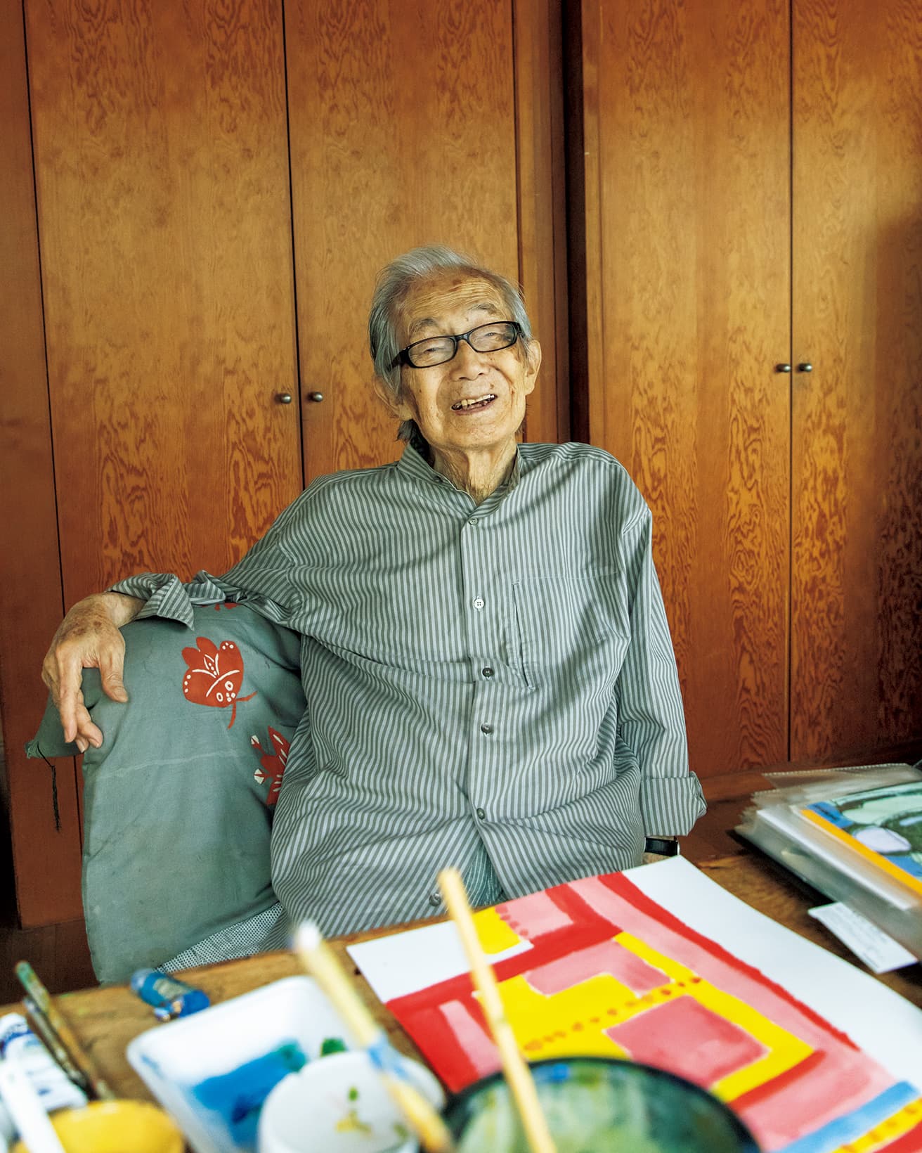 自宅のアトリエで制作に励む柚木。情熱は尽きることがなかった。出典：『柚木沙弥郎との時間』（グラフィック社）。