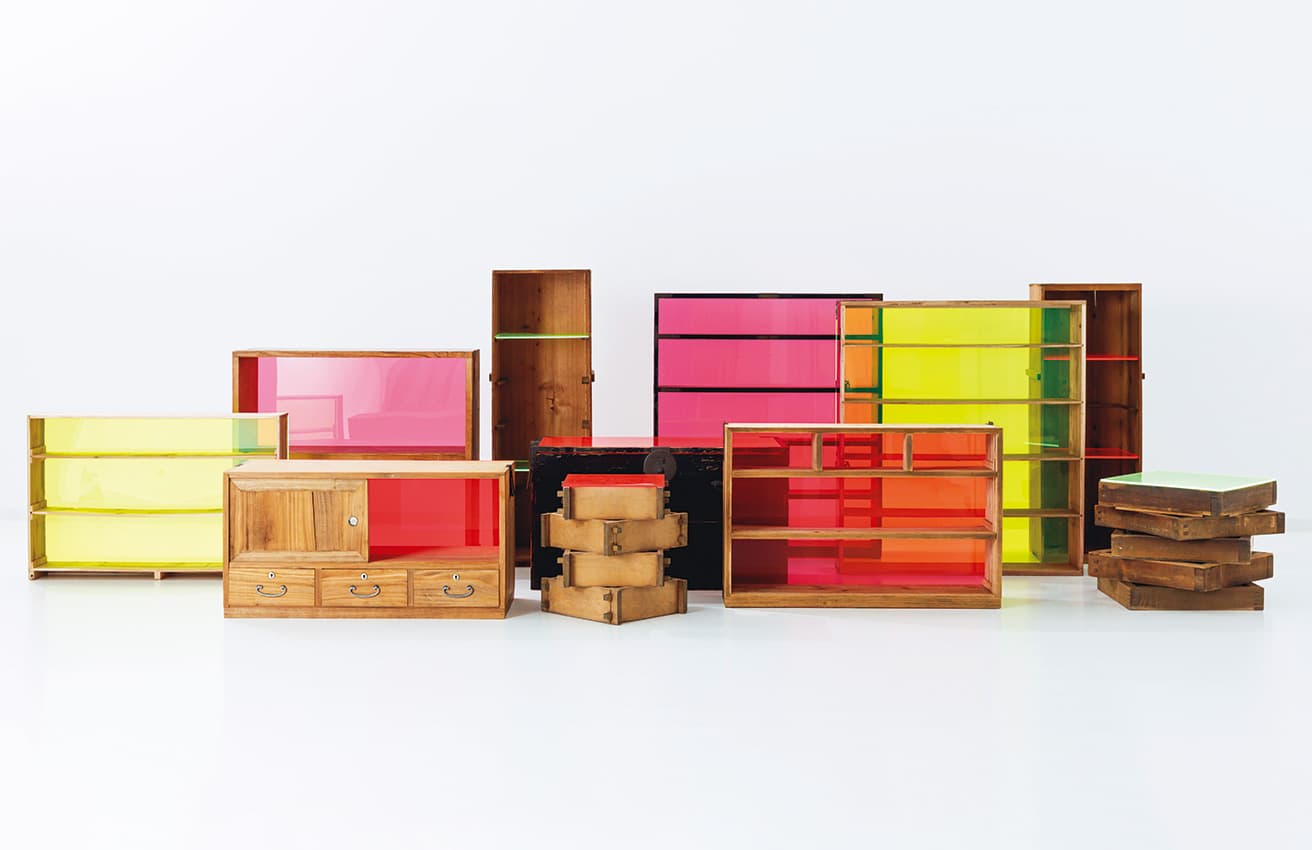 〈P/OP (tansu × acrylic)〉さまざまな用途で使われていた50～100年前の箪笥を空き家から発掘。塗装や汚れを落とし、破損している部分に蛍光色のアクリル板を張ってアップサイクル。婚礼箪笥、黒漆塗箪笥、着物箪笥から蒸篭まで、現在は全8種類を展開。