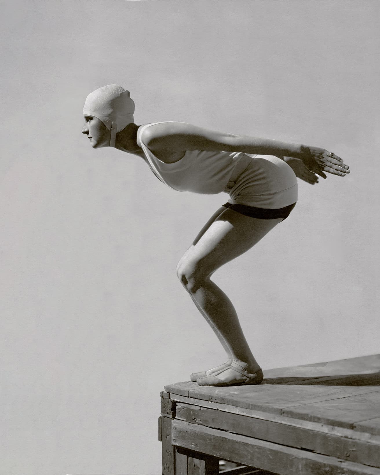 《Black &amp; White Swimsuit by Patou, 1929》1920年代のスポーティなデザインが象徴する、解放的な女性を表現。©The George Hoyningen-Huene Estate Archives